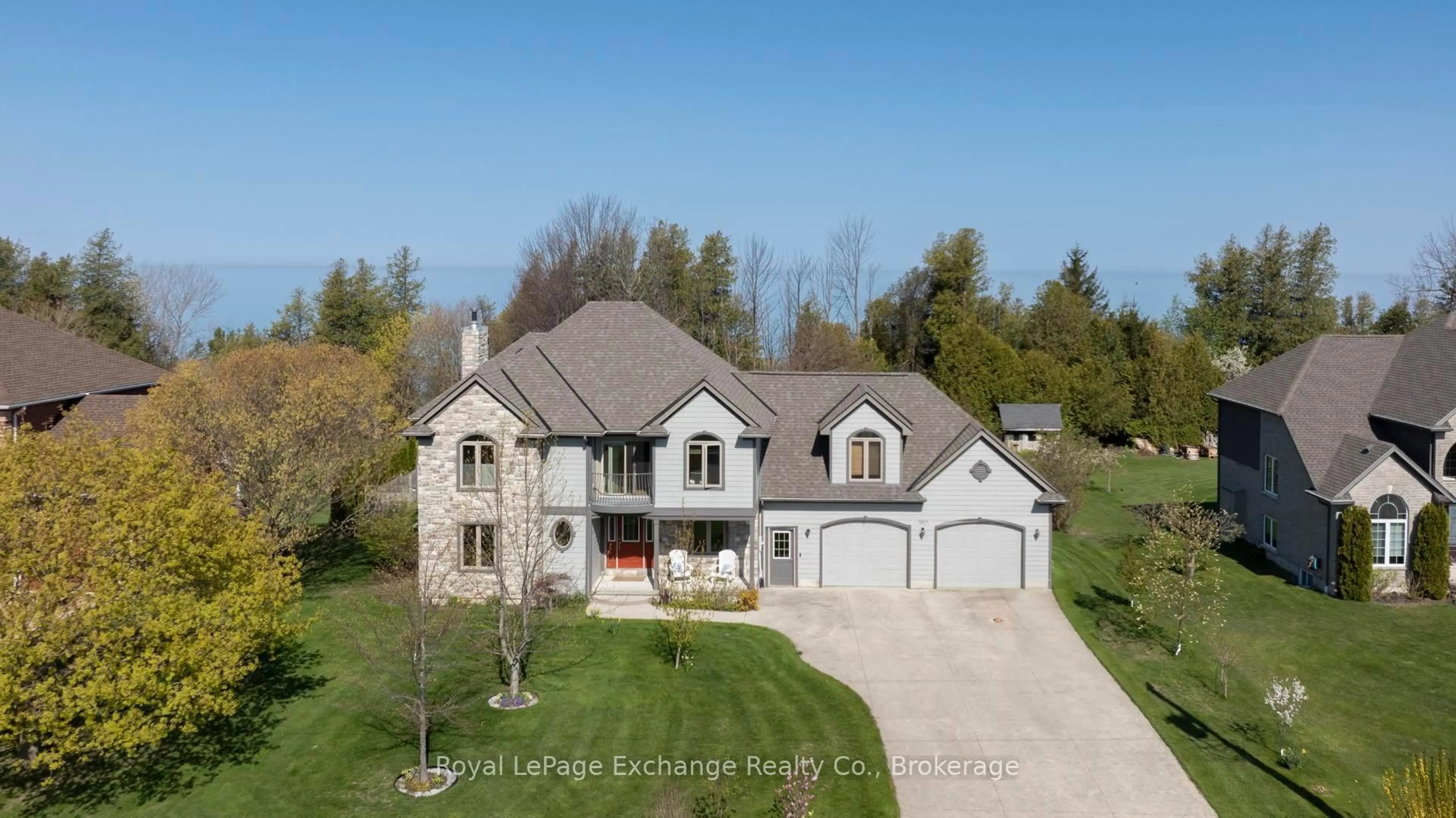 A pic from outside/outdoor area/front of a property/back of a property/a pic from drone, street for 902 Park Pl, Huron-Kinloss Ontario N2Z 0C4