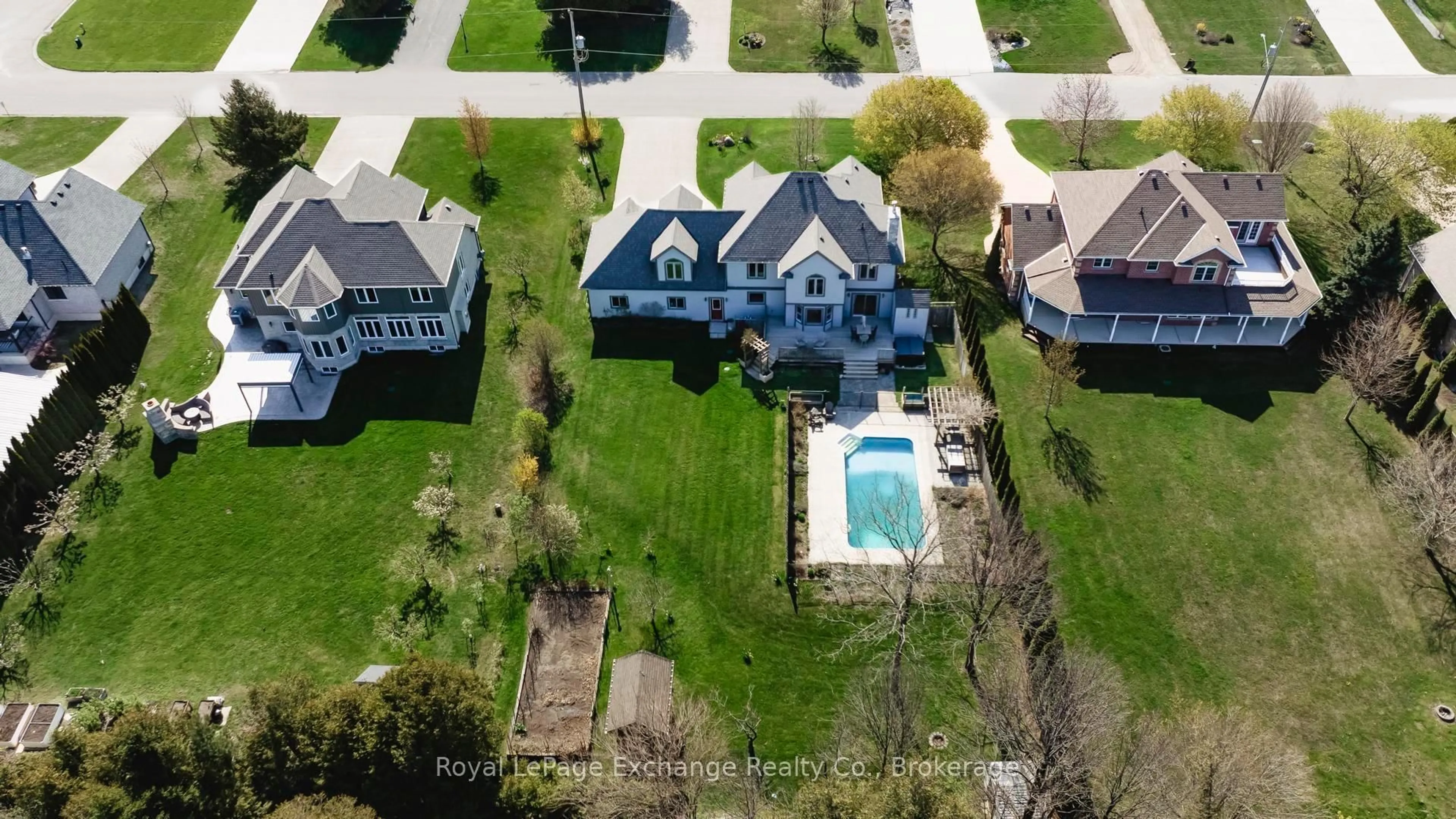 A pic from outside/outdoor area/front of a property/back of a property/a pic from drone, street for 902 Park Pl, Huron-Kinloss Ontario N2Z 0C4
