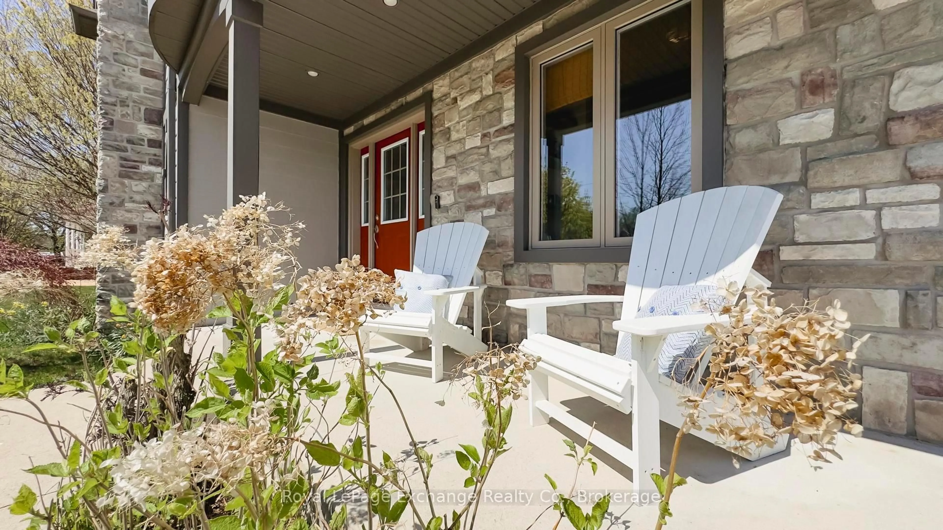 Patio, street for 902 Park Pl, Huron-Kinloss Ontario N2Z 0C4