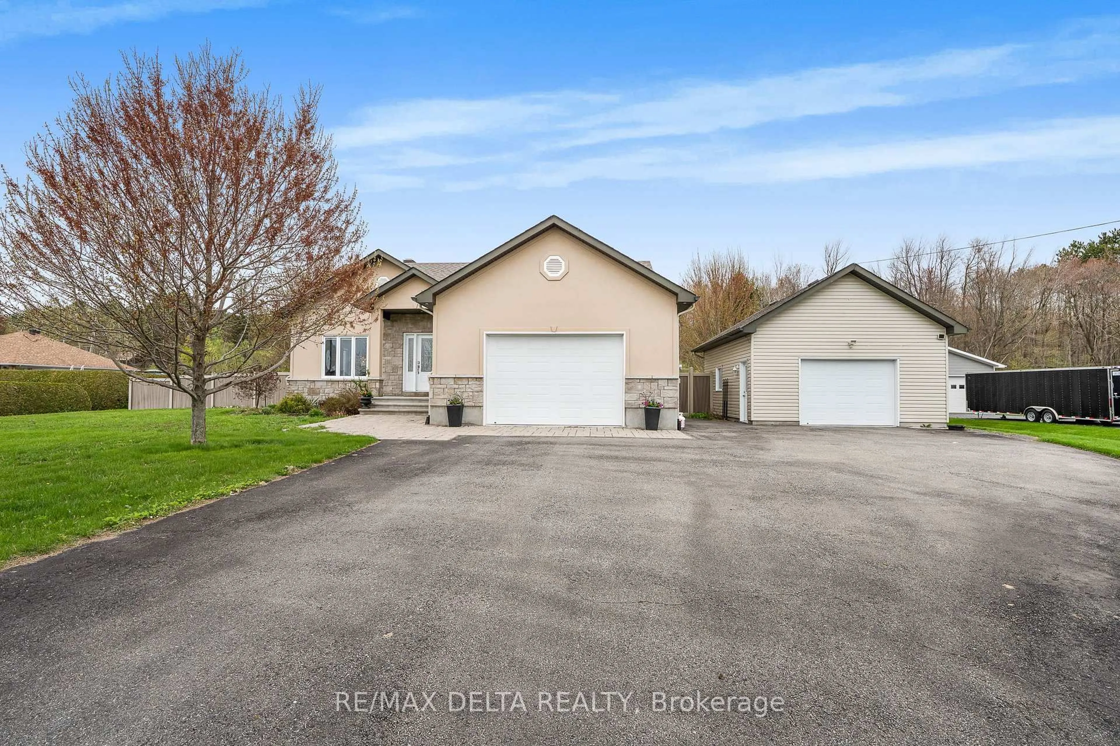 A pic from outside/outdoor area/front of a property/back of a property/a pic from drone, street for 1951 Lemery St, Clarence-Rockland Ontario K0A 1E0