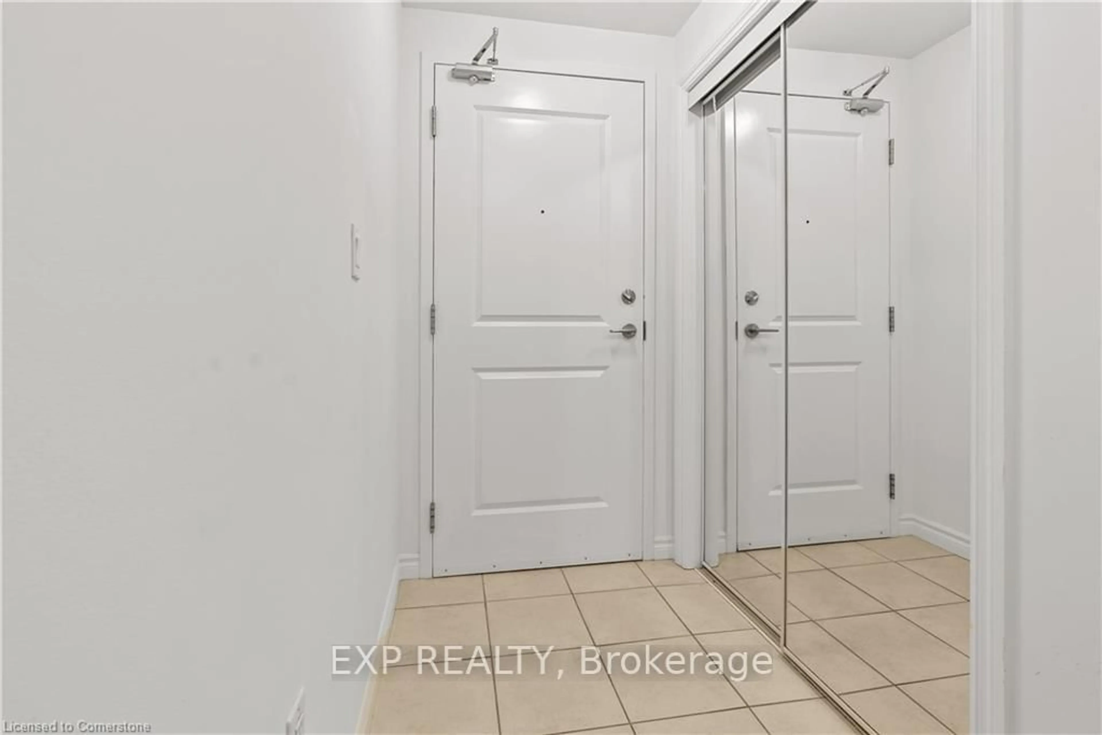 Indoor entryway for 427 Aberdeen Ave #102, Hamilton Ontario L8P 2S4