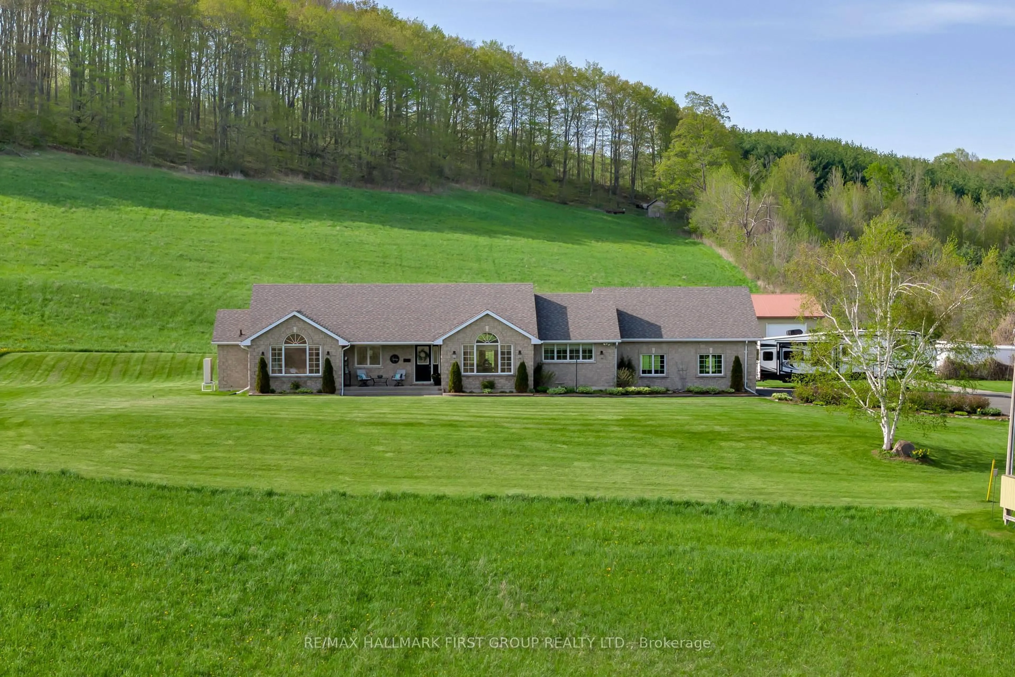 A pic from outside/outdoor area/front of a property/back of a property/a pic from drone, mountain view for 8160 Jibb Rd, Hamilton Township Ontario K9A 4J7