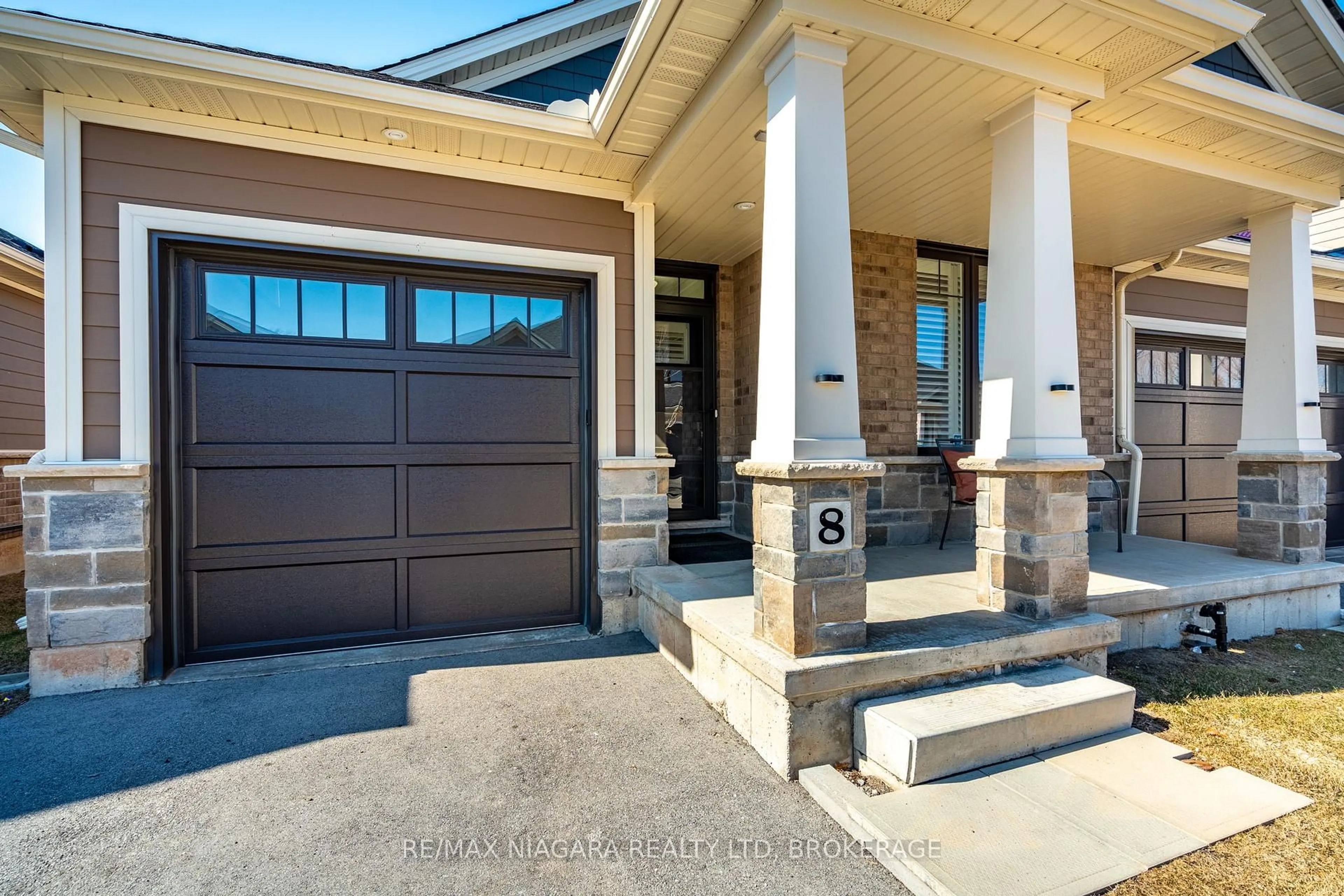 Indoor entryway for 8 Toe Blake Crt, Grimsby Ontario L3M 0H7