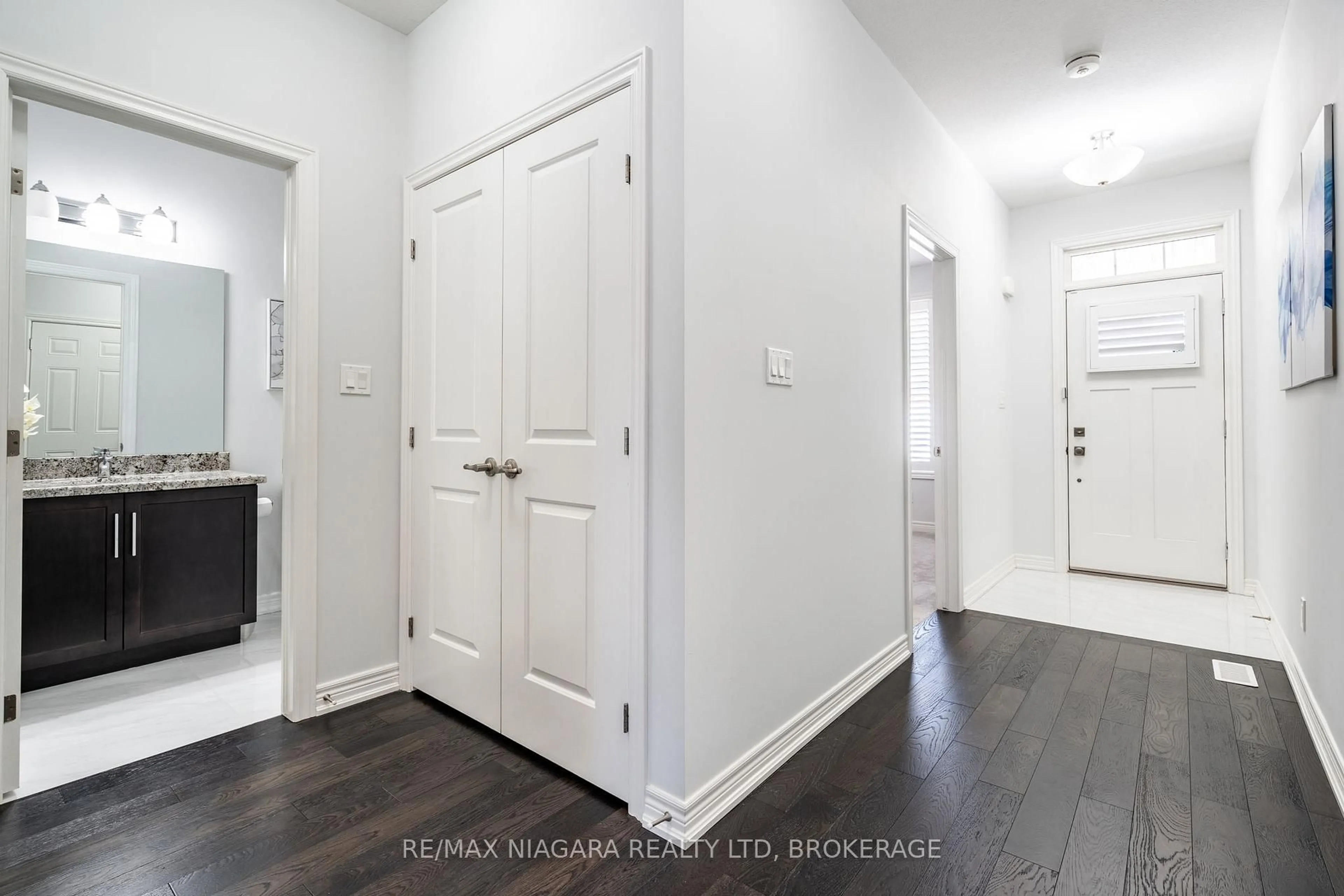 Indoor entryway for 8 Toe Blake Crt, Grimsby Ontario L3M 0H7