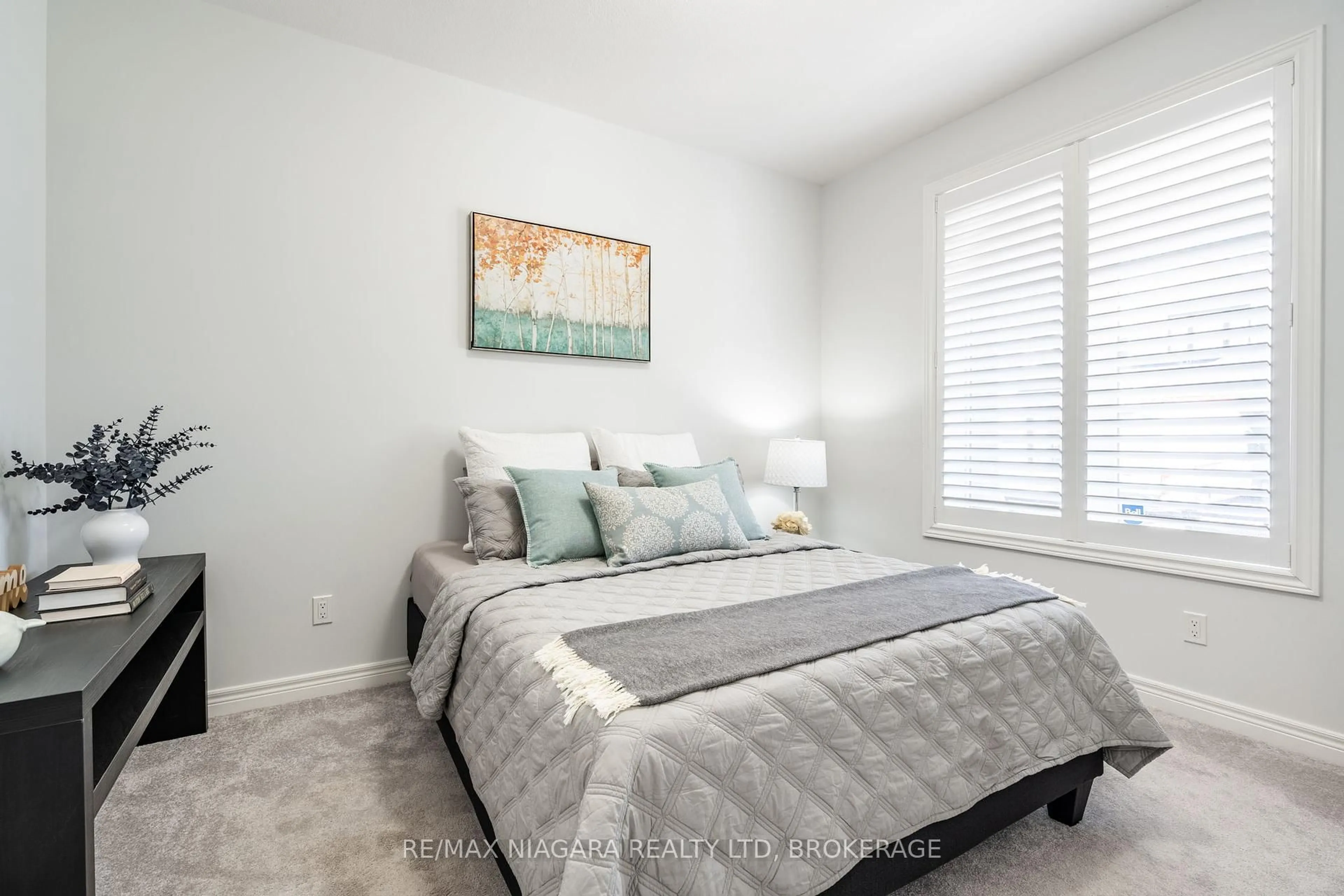 Bedroom with bed, unknown for 8 Toe Blake Crt, Grimsby Ontario L3M 0H7