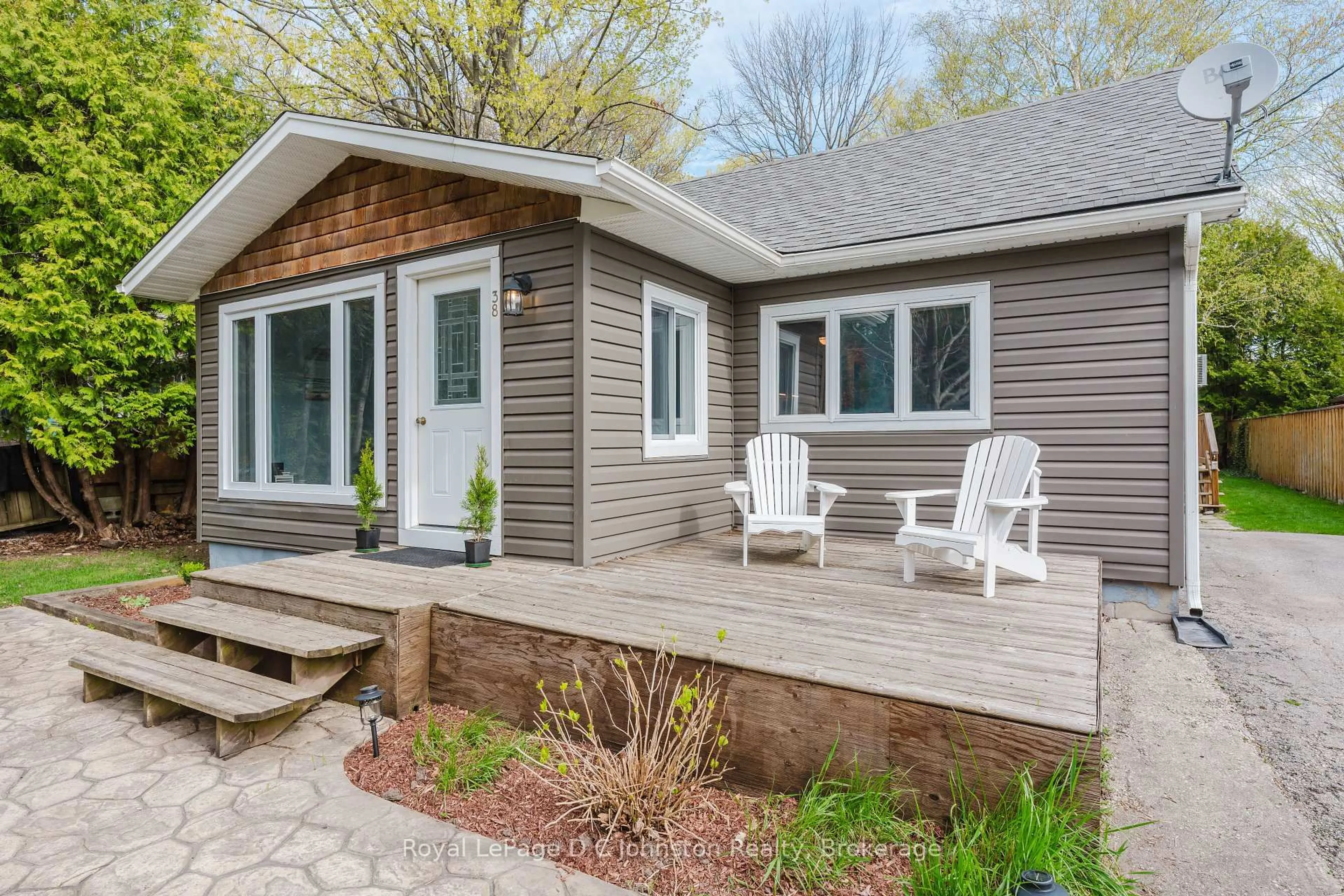 Home with vinyl exterior material, unknown for 38 Oak St, Saugeen Shores Ontario N0H 2L0