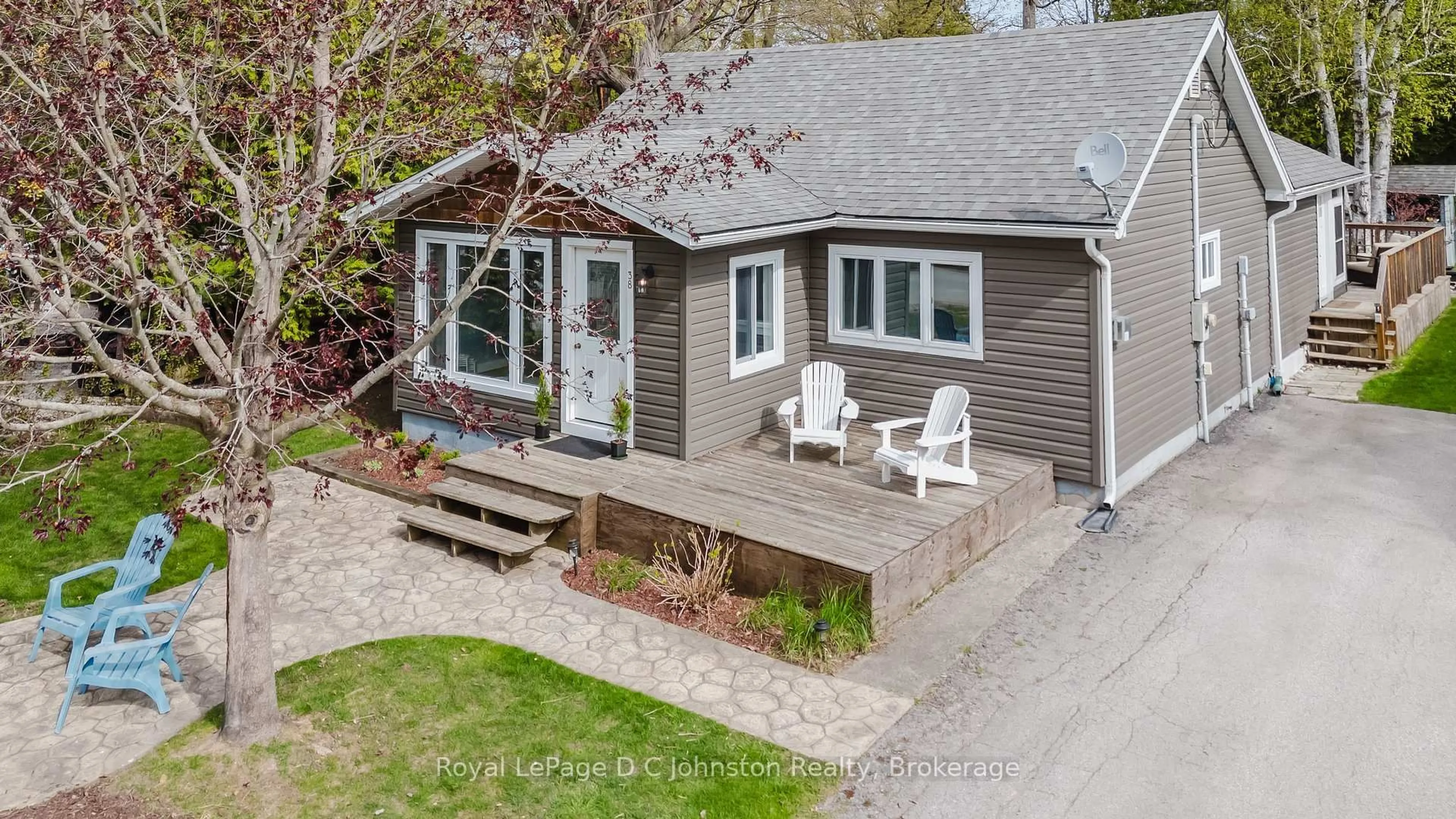 A pic from outside/outdoor area/front of a property/back of a property/a pic from drone, street for 38 Oak St, Saugeen Shores Ontario N0H 2L0