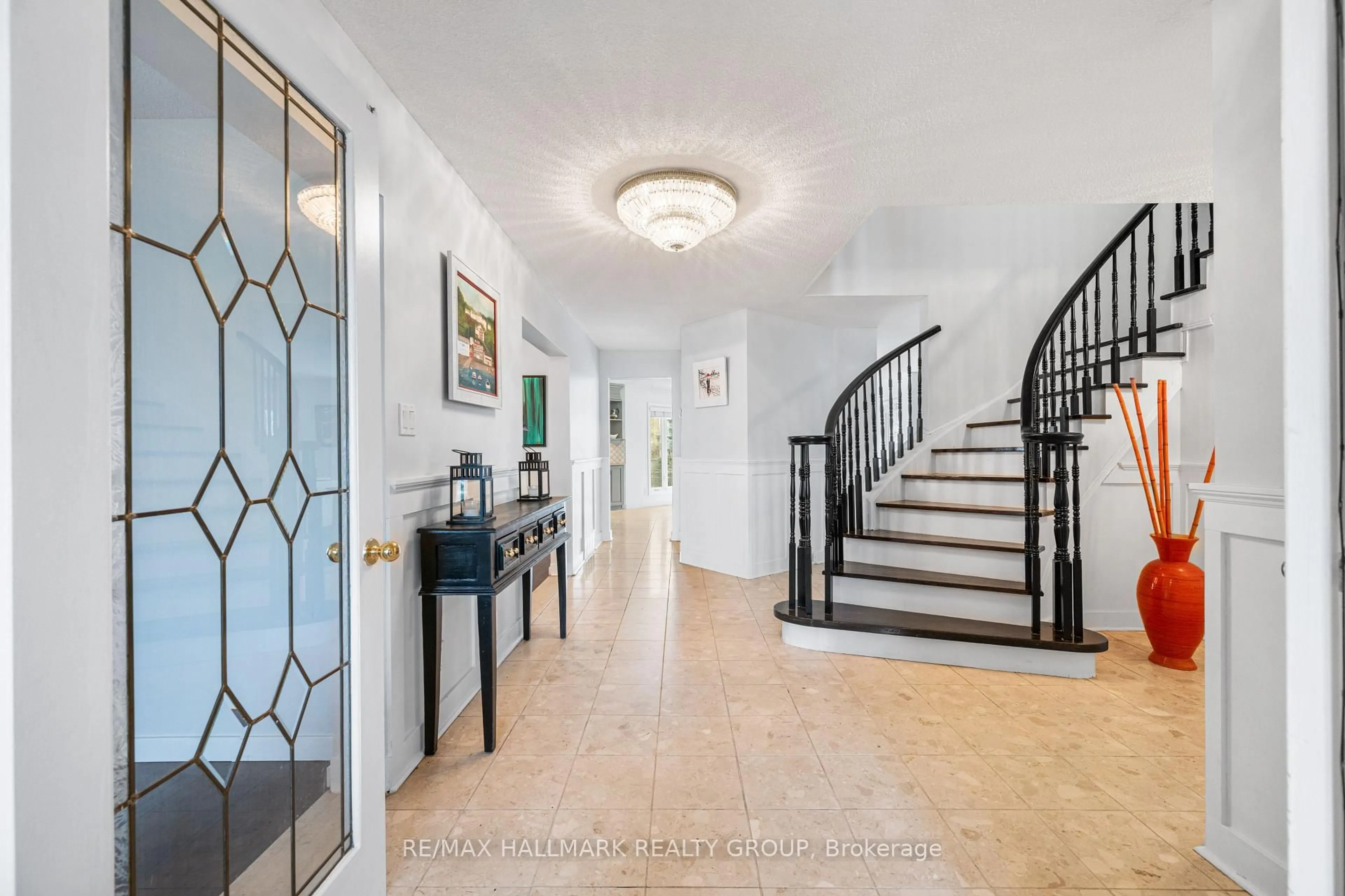 Indoor entryway for 1450 Charlebois Ave, Ottawa Ontario K1E 3W5