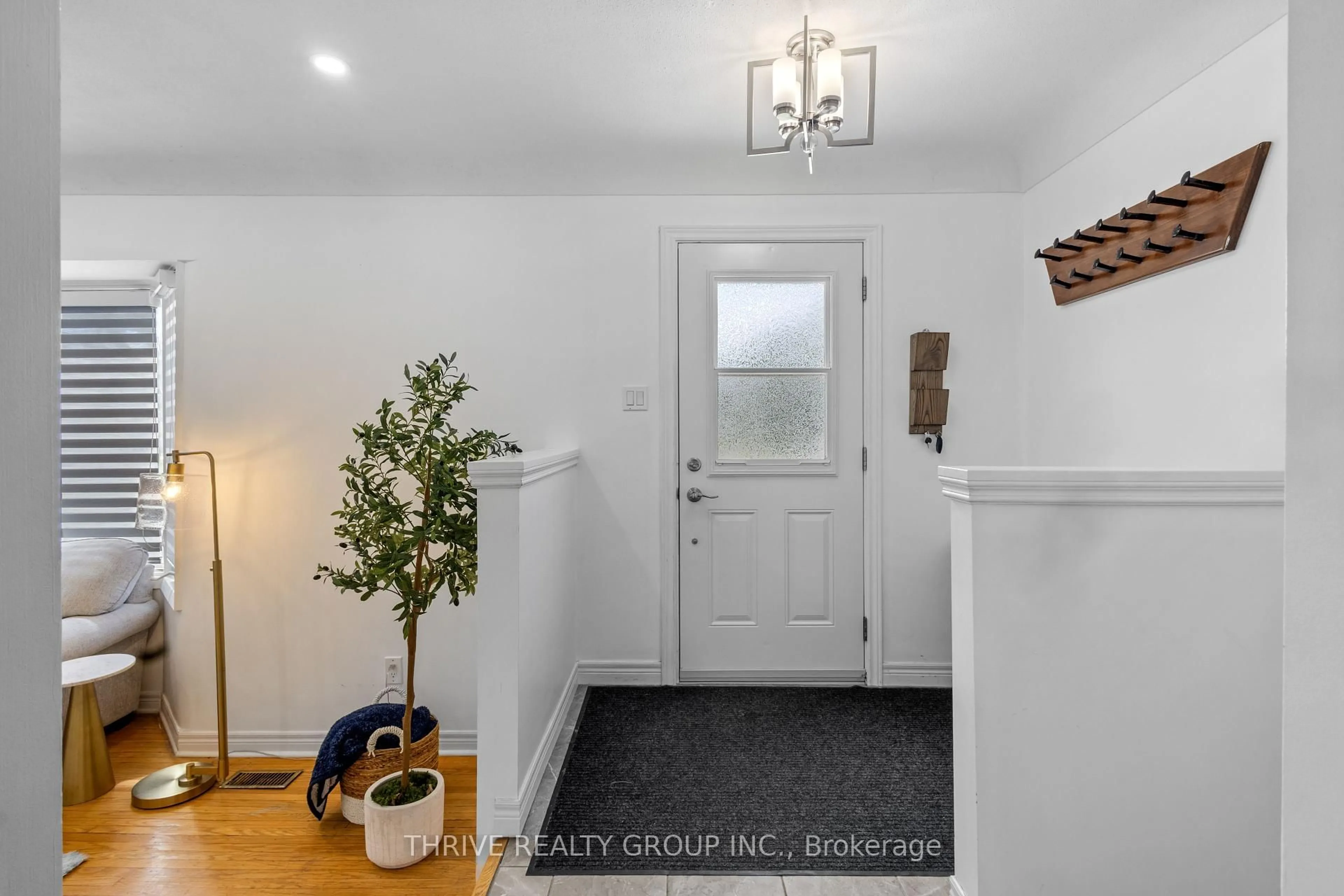 Indoor entryway for 808 WESTBURY Cres, London South Ontario N6J 3C7