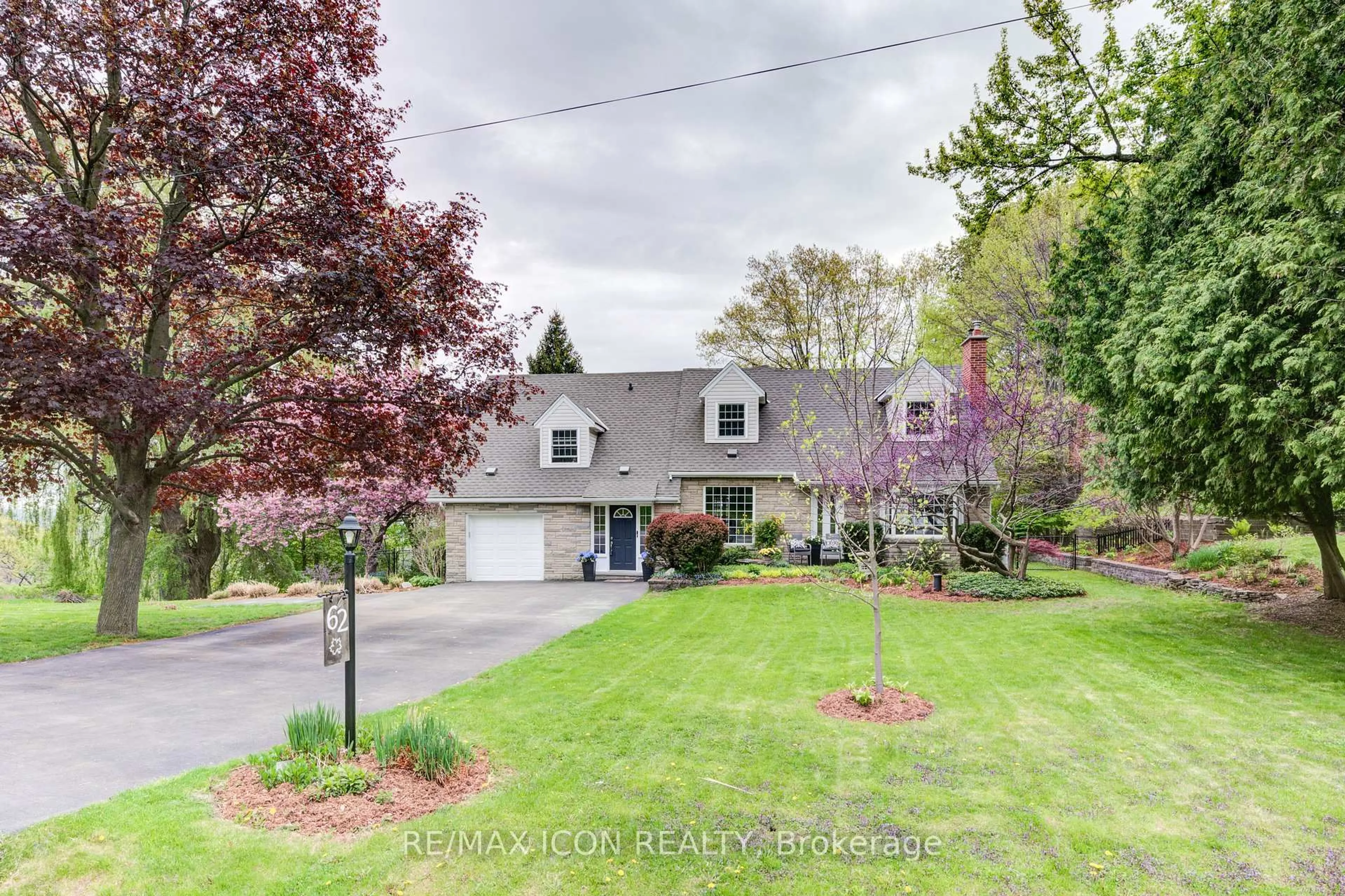 A pic from outside/outdoor area/front of a property/back of a property/a pic from drone, street for 62 Maple Ave, Hamilton Ontario L9H 4W4
