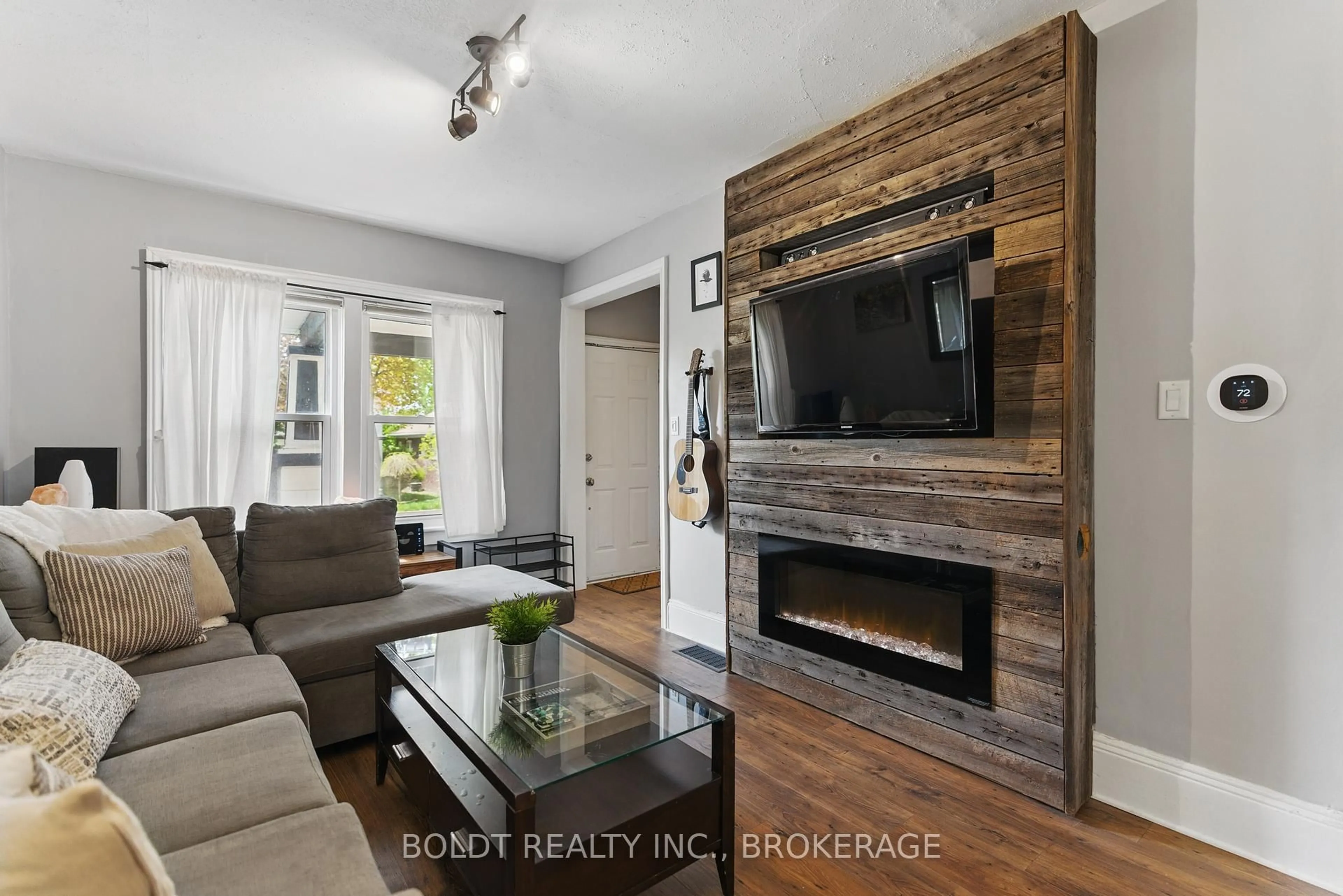 Living room with furniture, wood/laminate floor for 24-26 York St, St. Catharines Ontario L2R 6B9