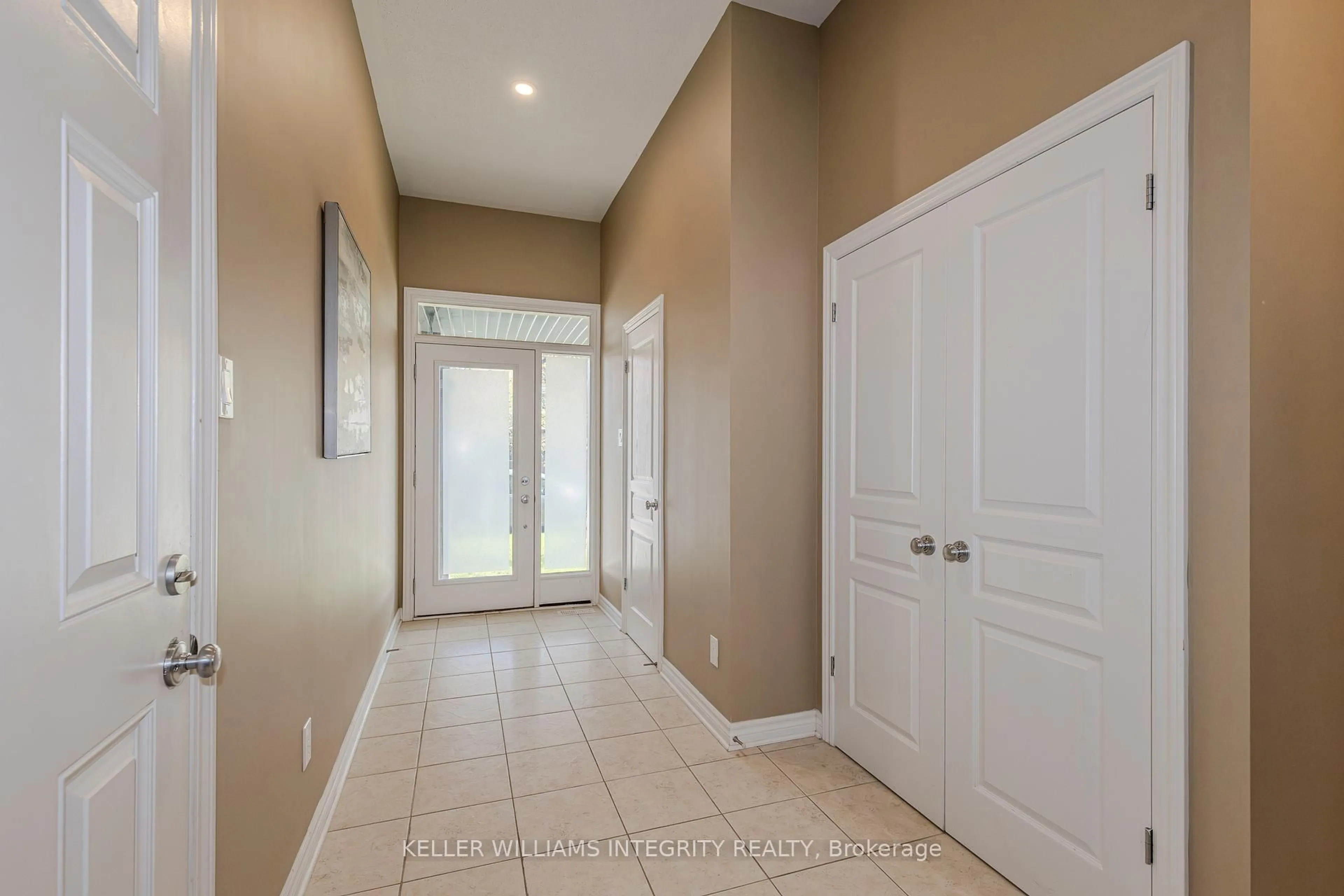 Indoor entryway for 951 Fletcher Circ, Ottawa Ontario K2T 0B7