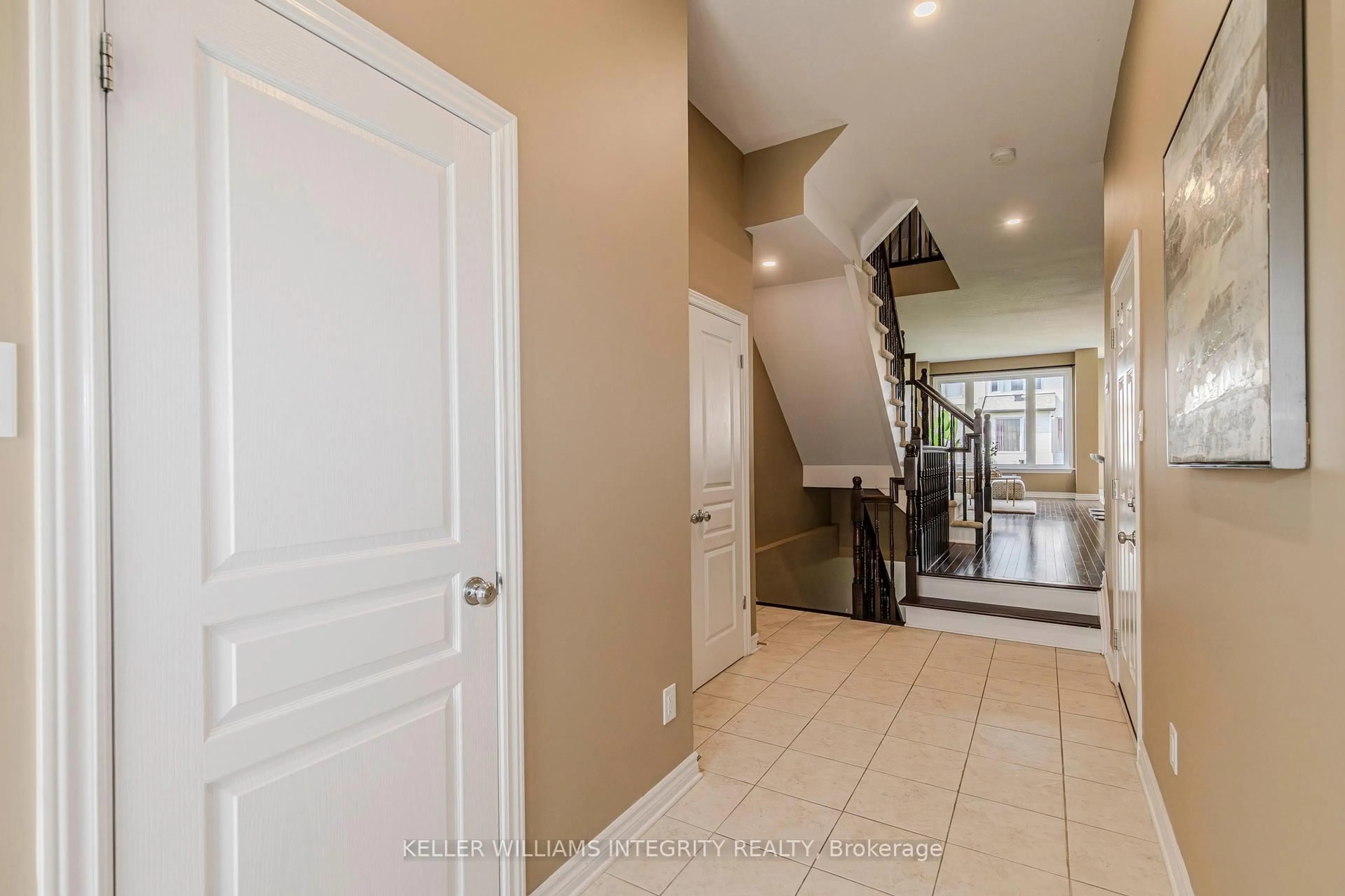 Indoor entryway for 951 Fletcher Circ, Ottawa Ontario K2T 0B7