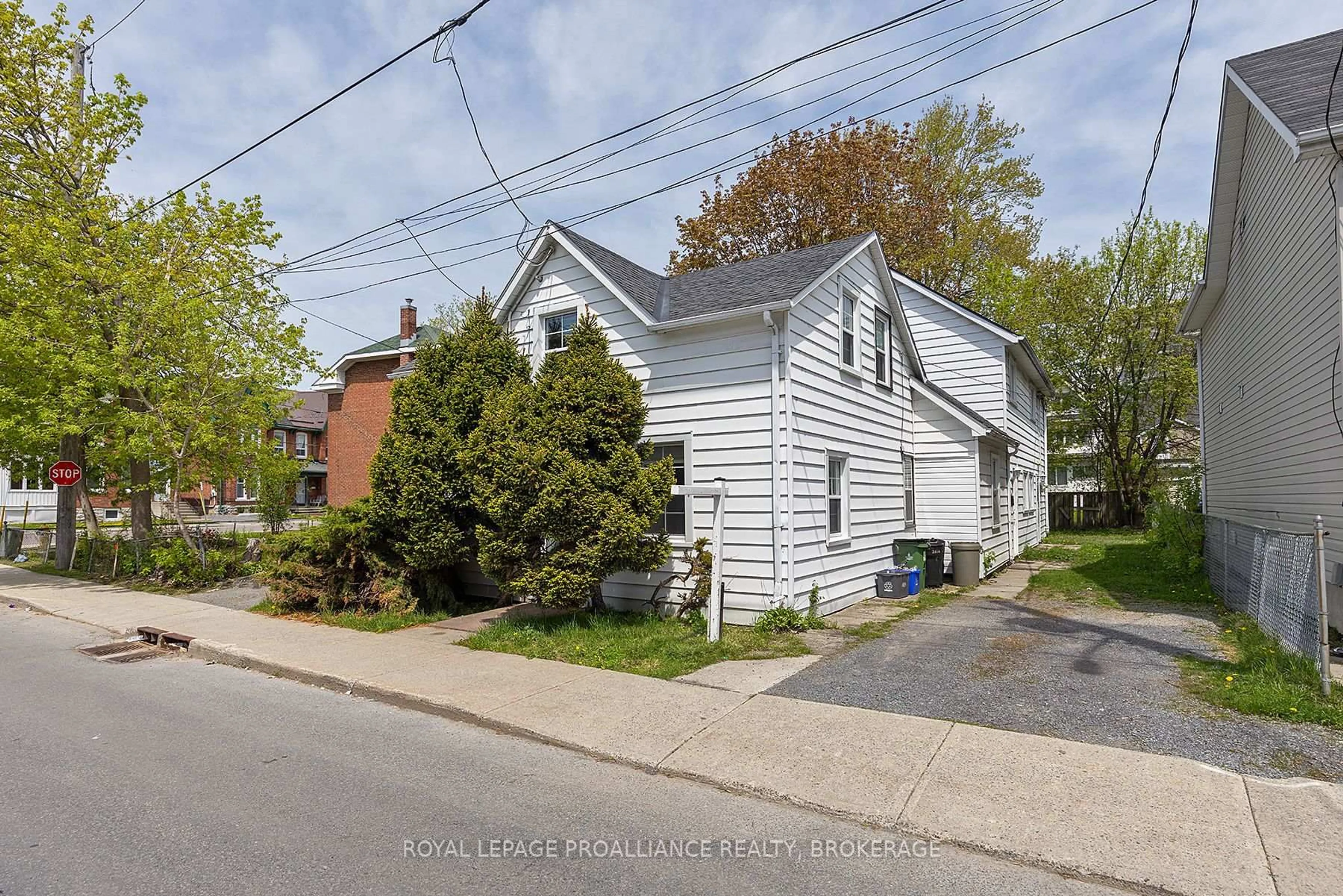 A pic from outside/outdoor area/front of a property/back of a property/a pic from drone, street for 261 William St, Kingston Ontario K7L 2E5