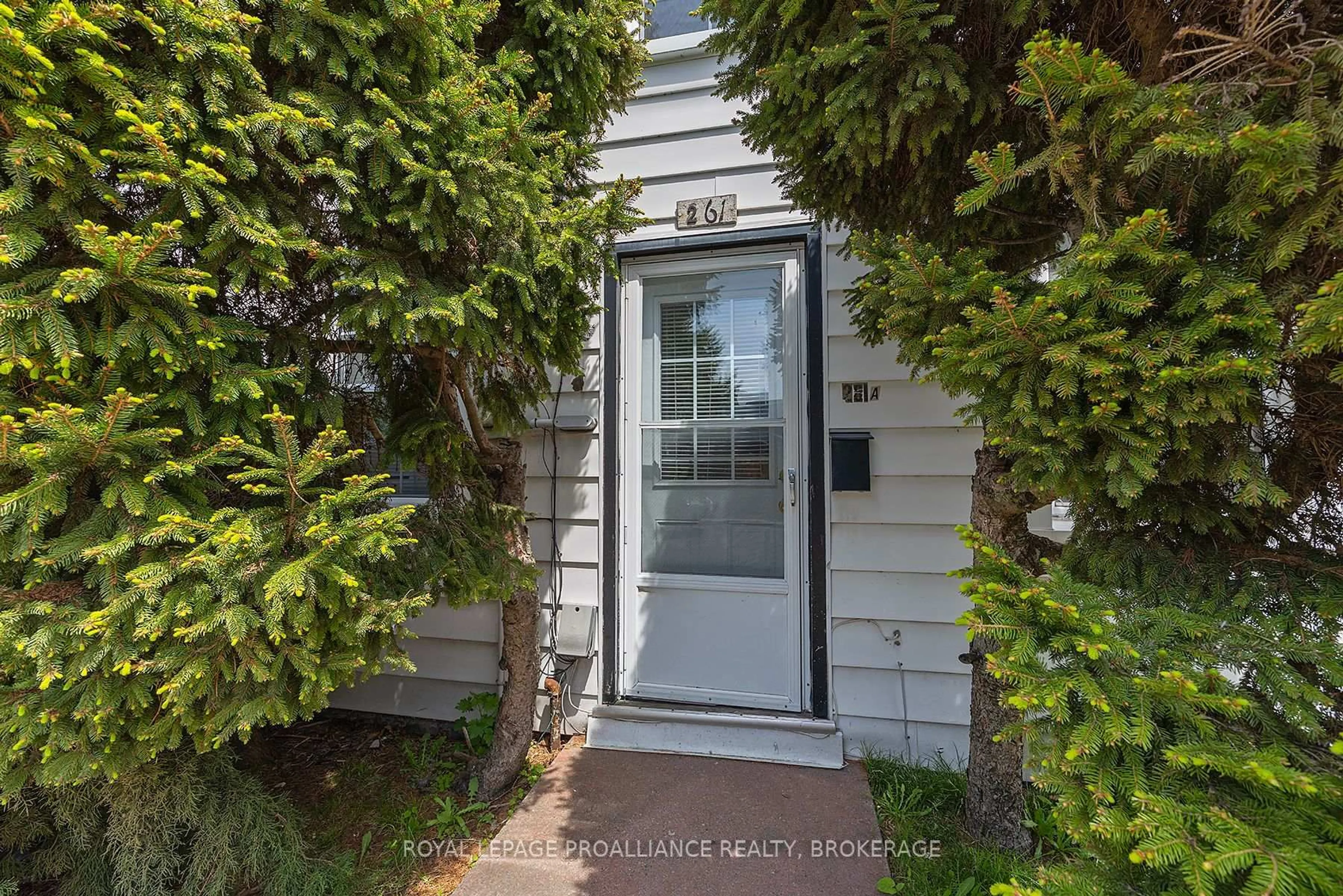 Indoor entryway for 261 William St, Kingston Ontario K7L 2E5