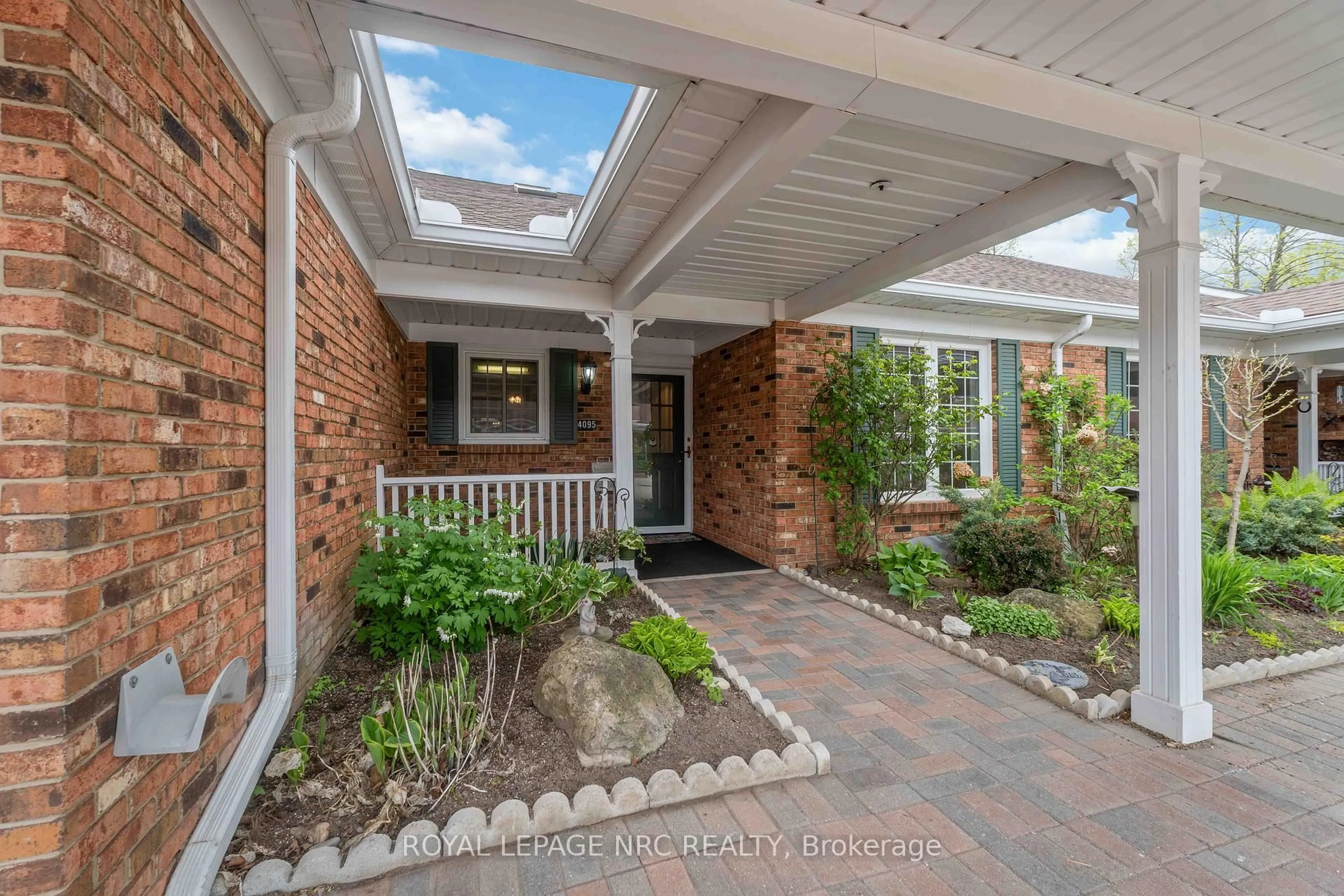 Home with brick exterior material, street for 4095 Plum Tree Crt, Lincoln Ontario L0R 2C0