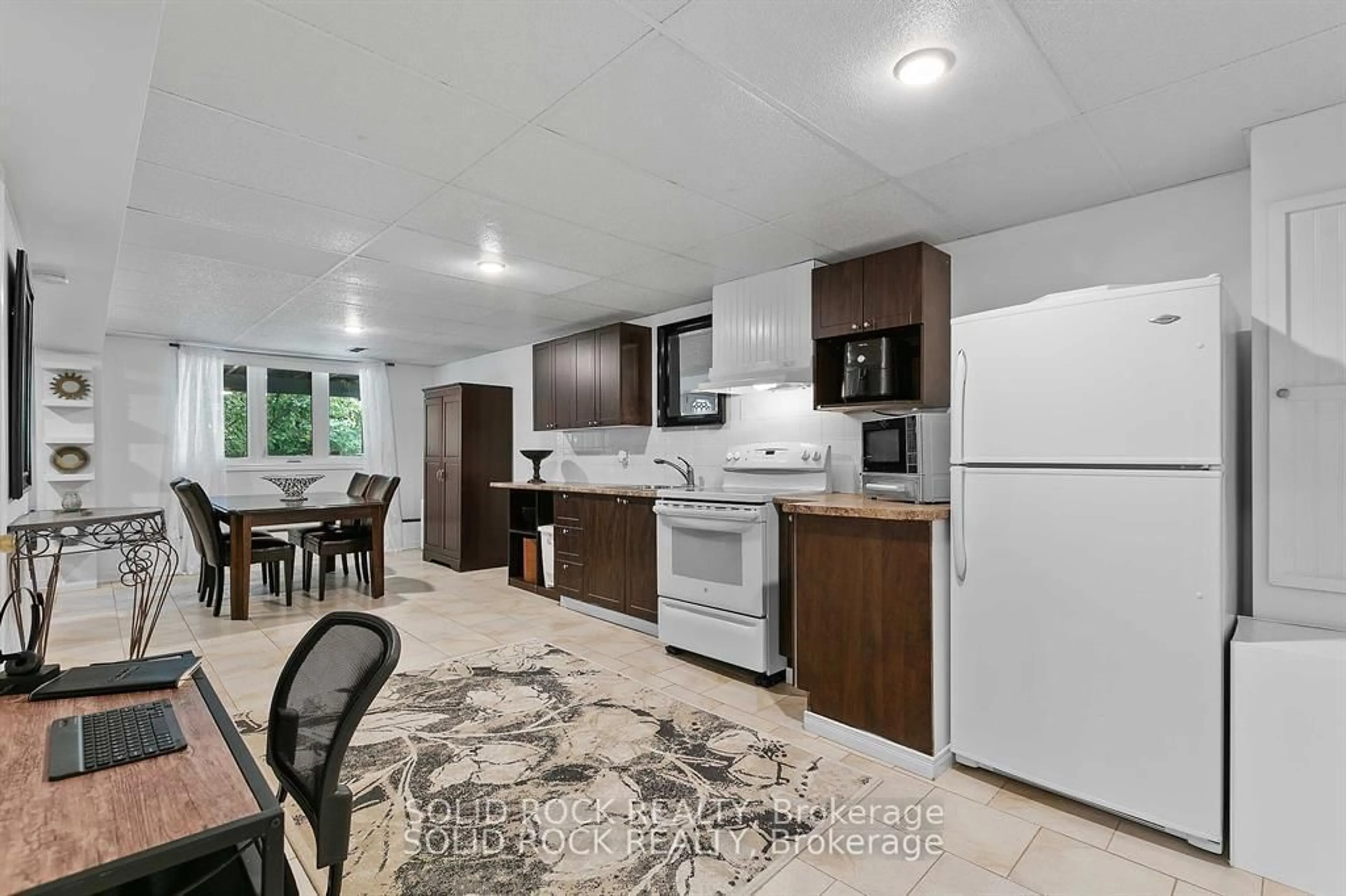 Open concept kitchen, ceramic/tile floor for 5723 Kemplane Crt, Ottawa Ontario K1W 1B8