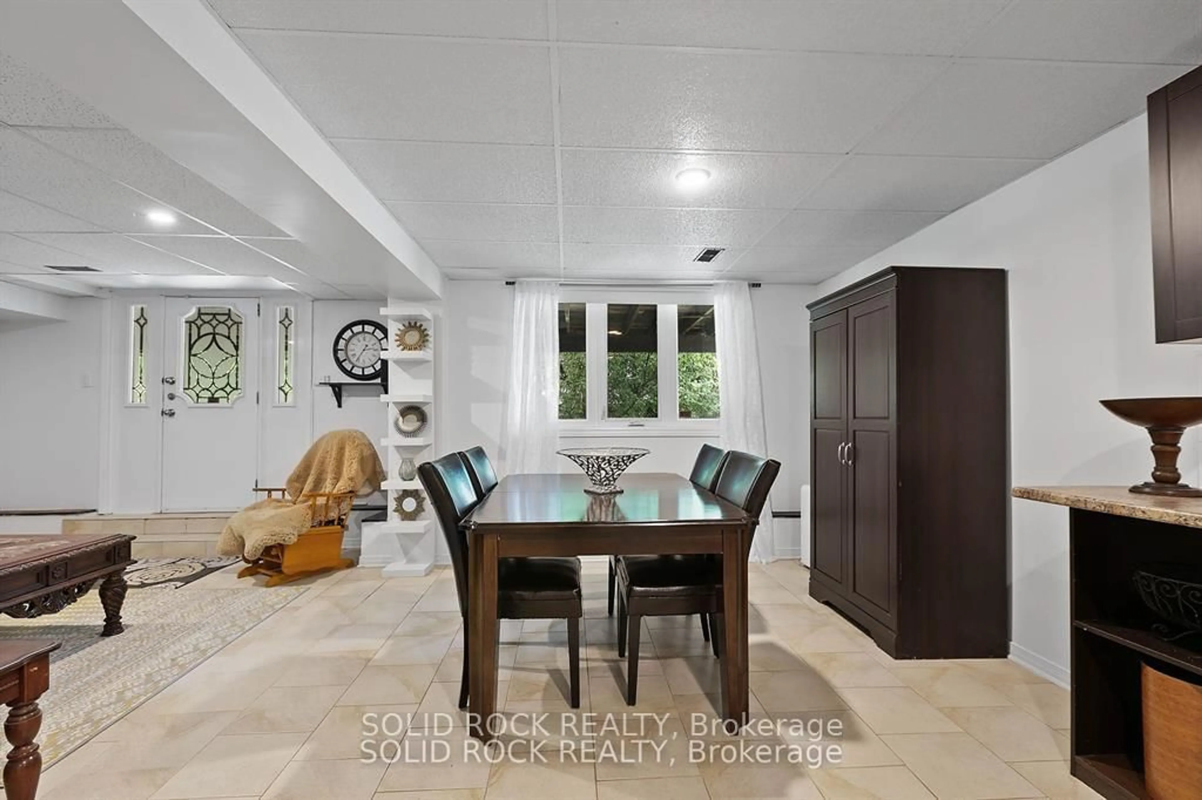 Dining room, ceramic/tile floor for 5723 Kemplane Crt, Ottawa Ontario K1W 1B8