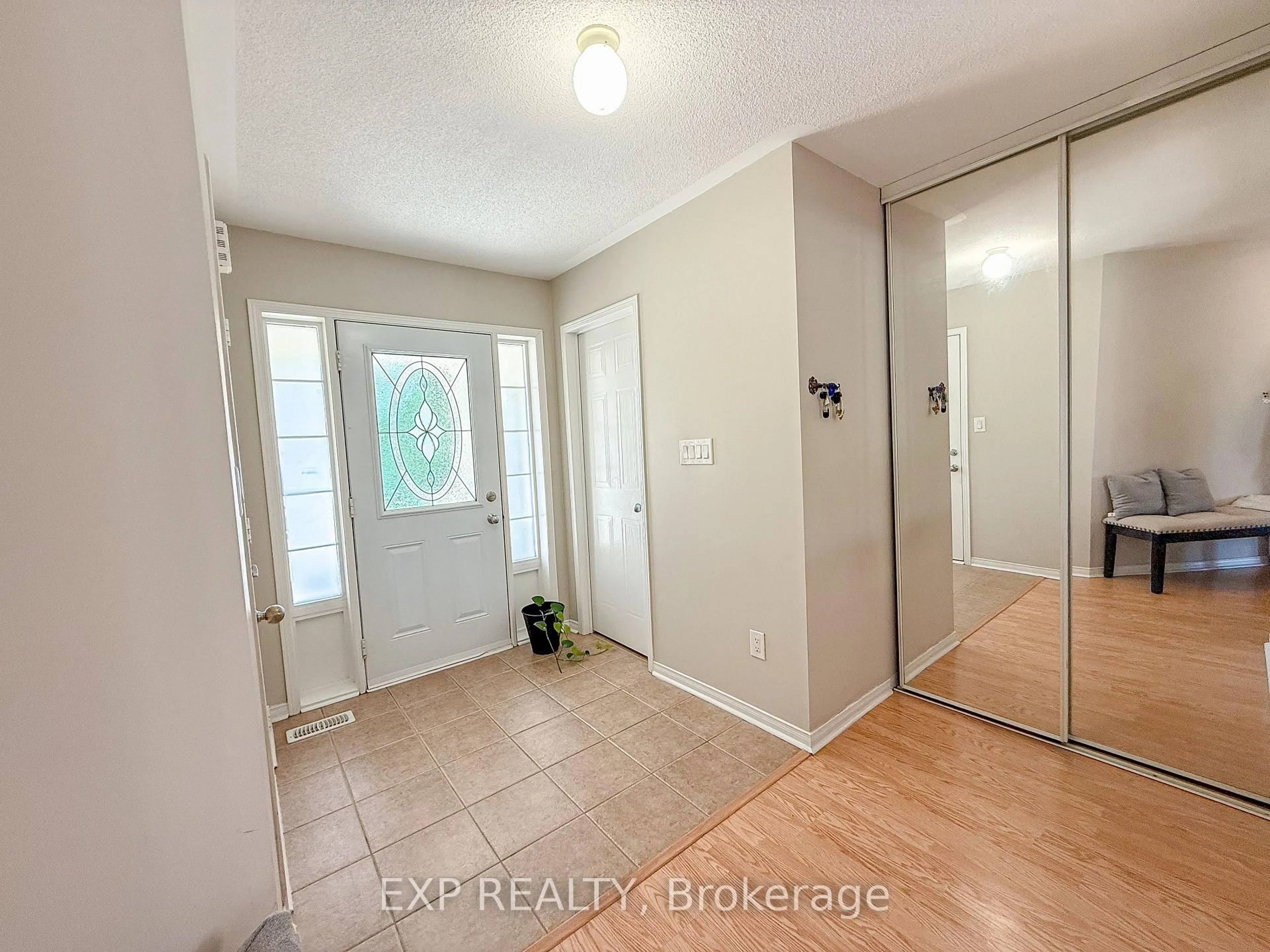Indoor entryway for 56 Hansford Dr, Brantford Ontario N3S 0B3