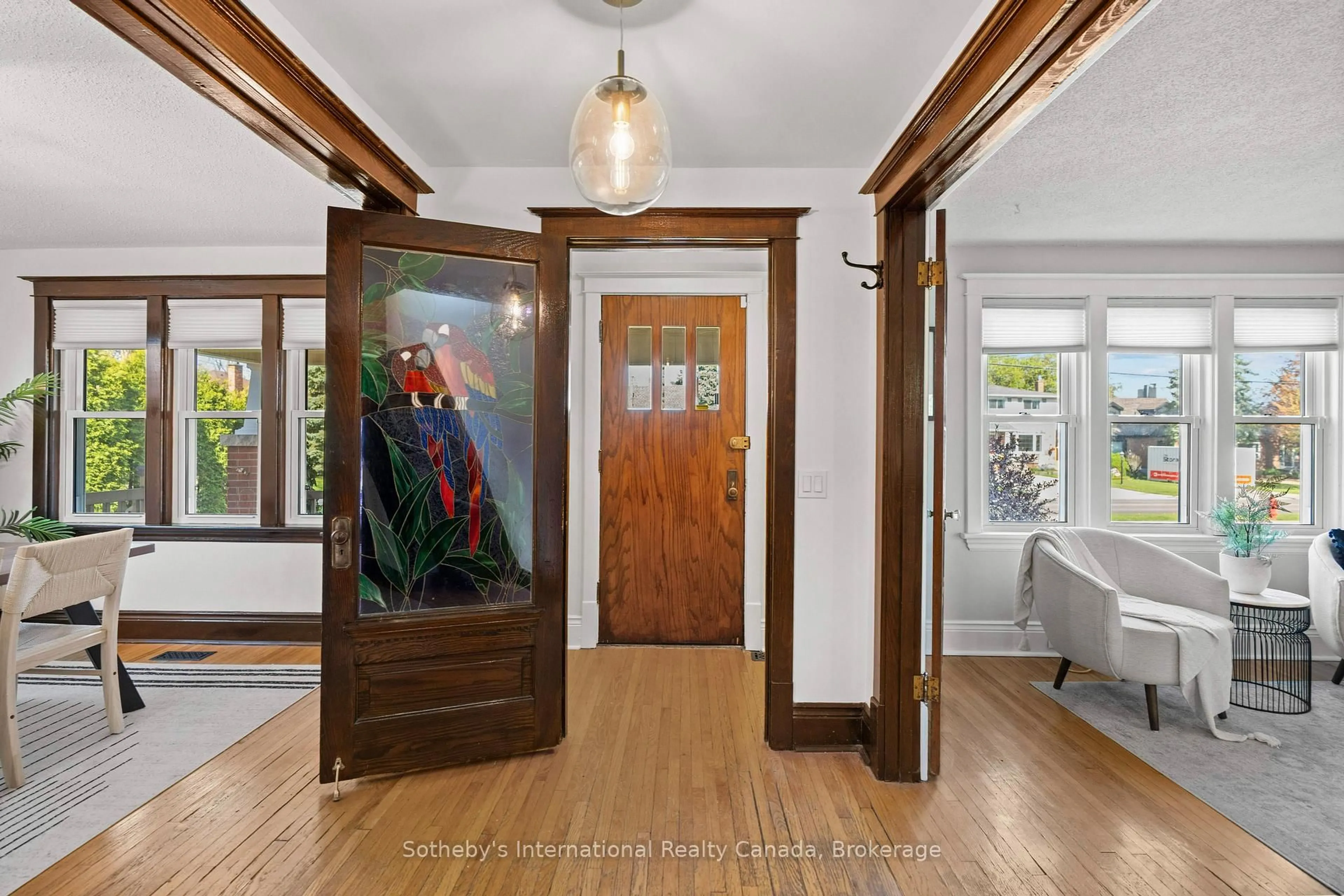 Indoor entryway for 122 Lake Avenue Dr, Hamilton Ontario L8G 3N4