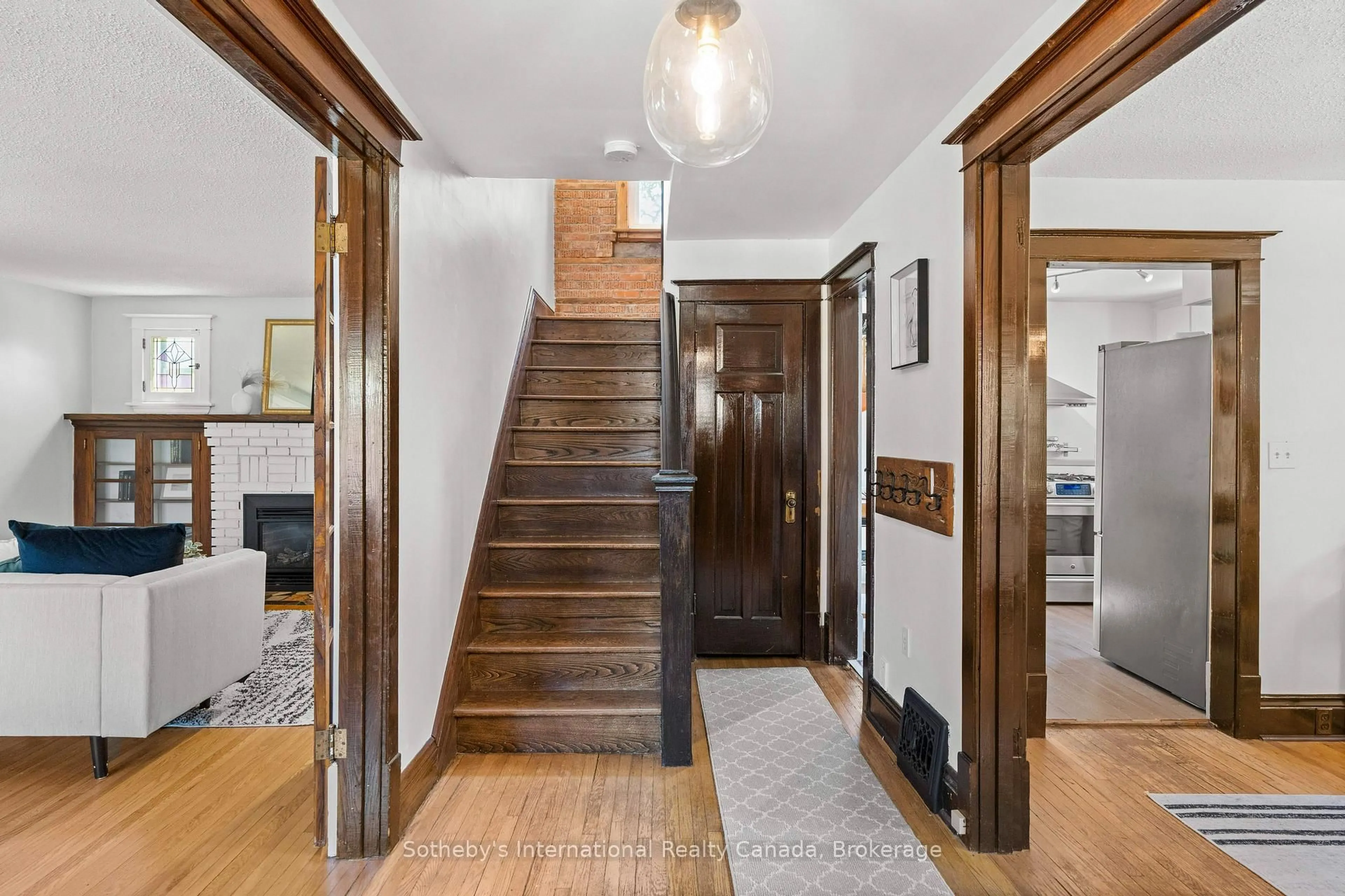 Indoor foyer for 122 Lake Avenue Dr, Hamilton Ontario L8G 3N4