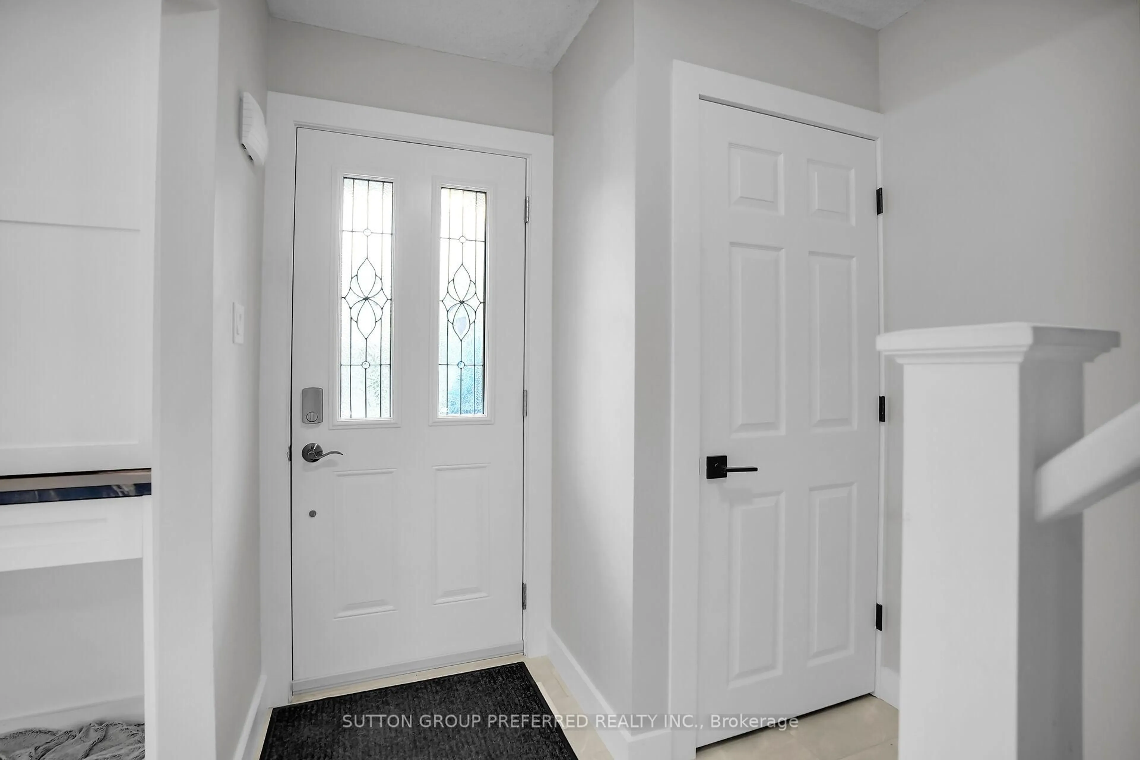 Indoor entryway for 166 BONAVENTURE Dr #22, London East Ontario N5V 4Y4