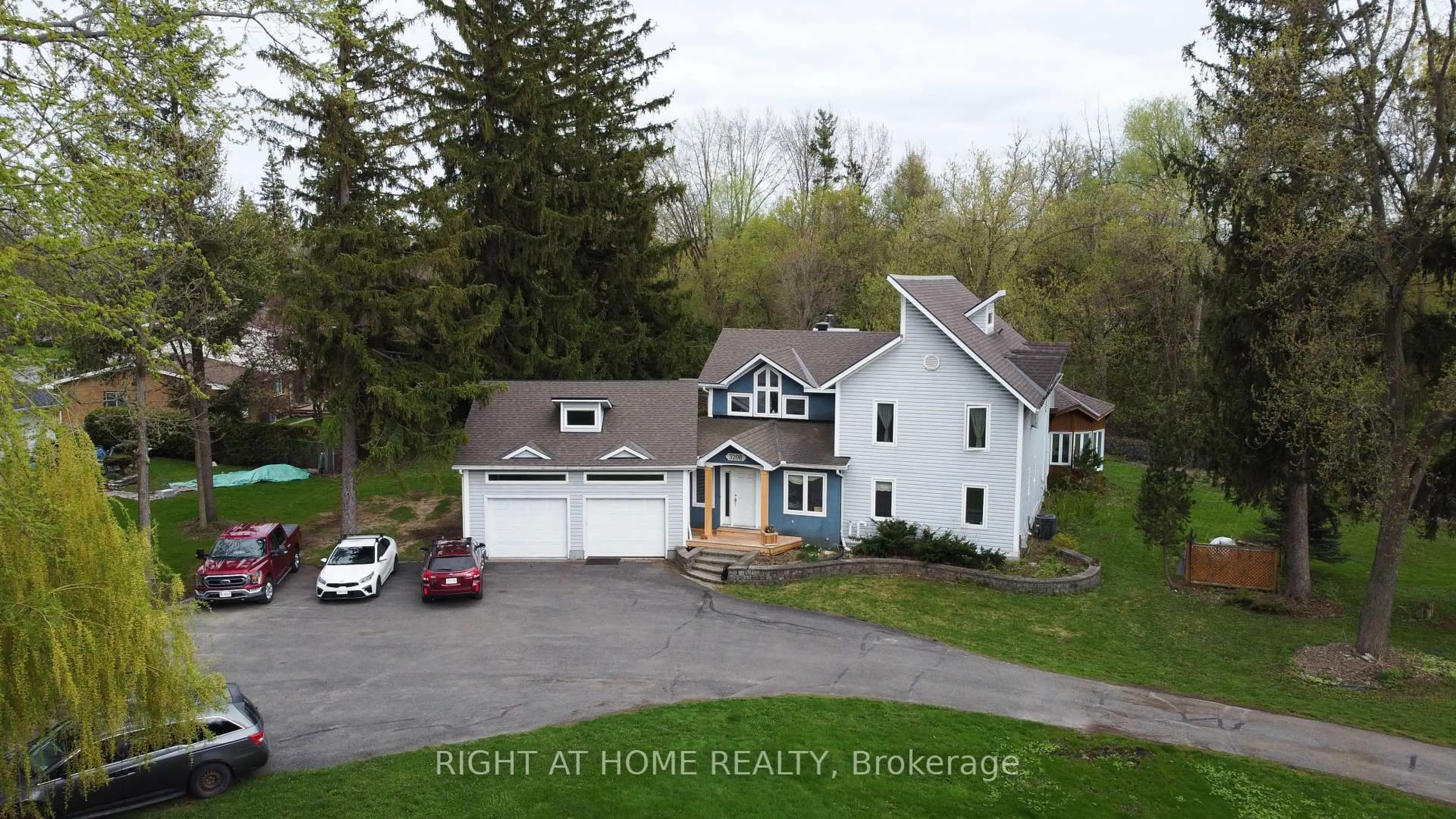 A pic from outside/outdoor area/front of a property/back of a property/a pic from drone, street for 3208 Richmond Rd, Ottawa Ontario K2H 5B6