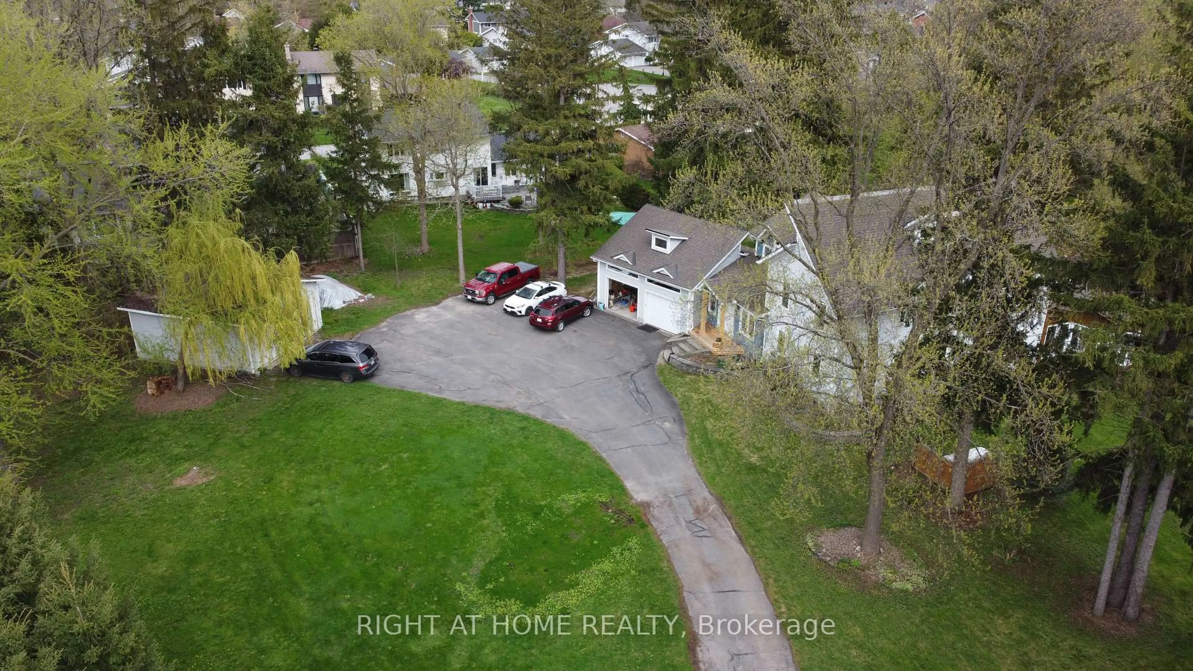 A pic from outside/outdoor area/front of a property/back of a property/a pic from drone, street for 3208 Richmond Rd, Ottawa Ontario K2H 5B6