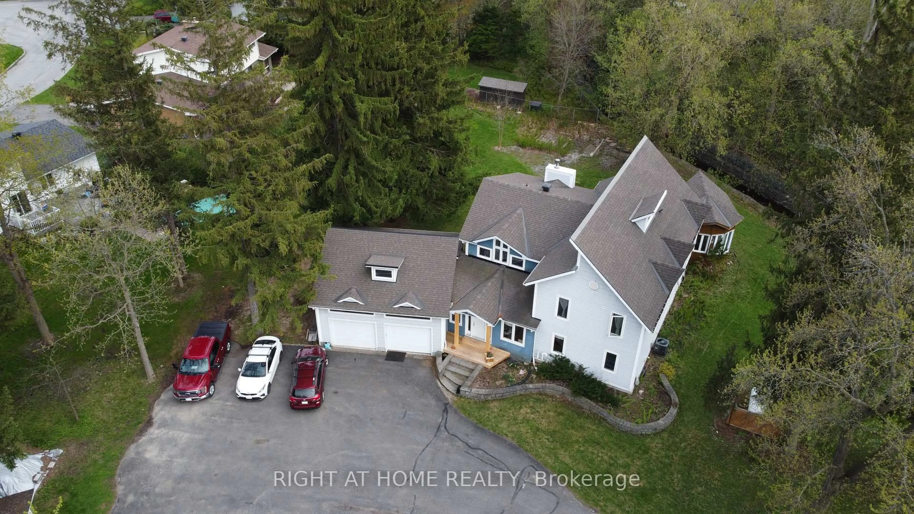 A pic from outside/outdoor area/front of a property/back of a property/a pic from drone, street for 3208 Richmond Rd, Ottawa Ontario K2H 5B6