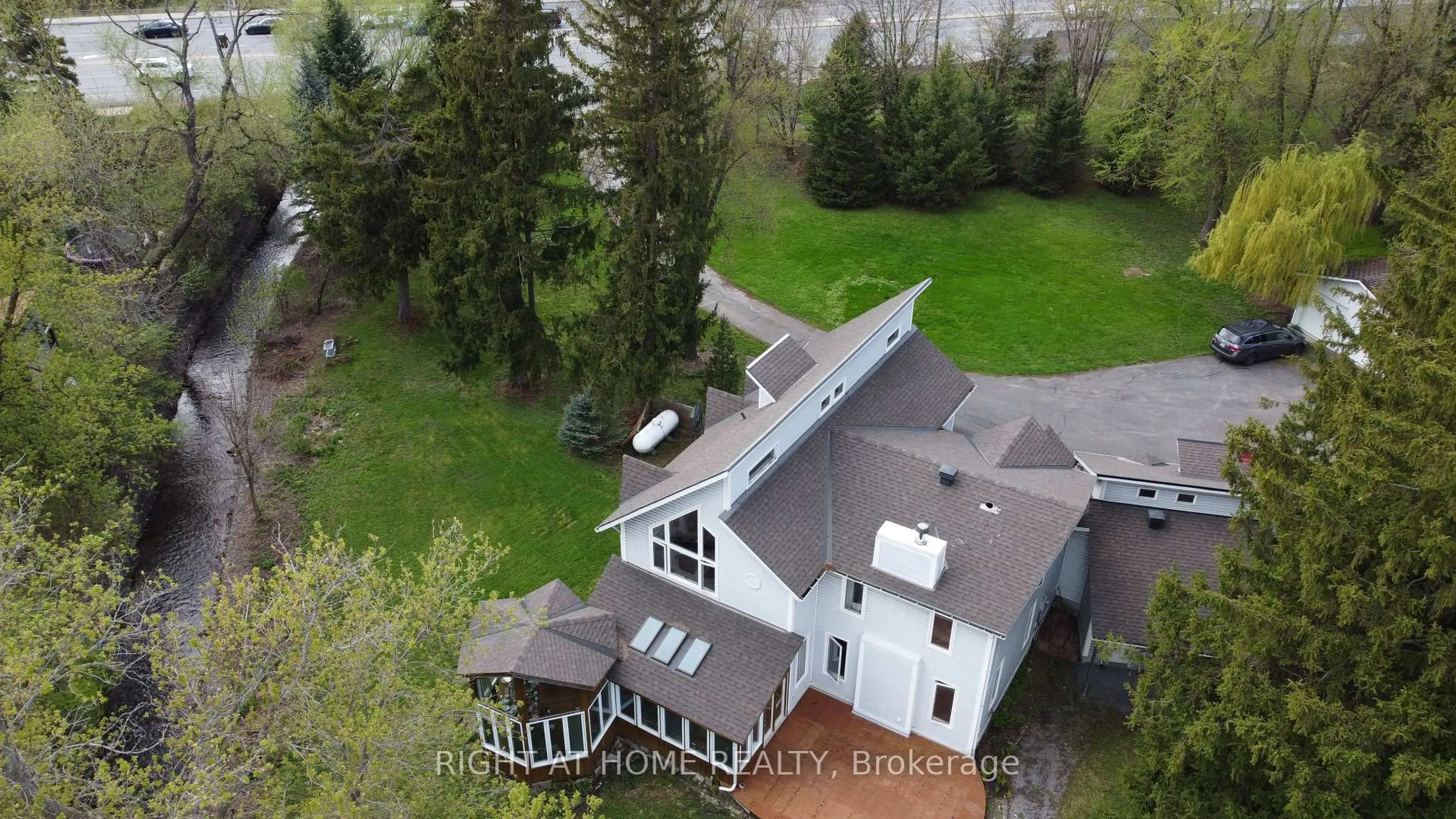 A pic from outside/outdoor area/front of a property/back of a property/a pic from drone, unknown for 3208 Richmond Rd, Ottawa Ontario K2H 5B6
