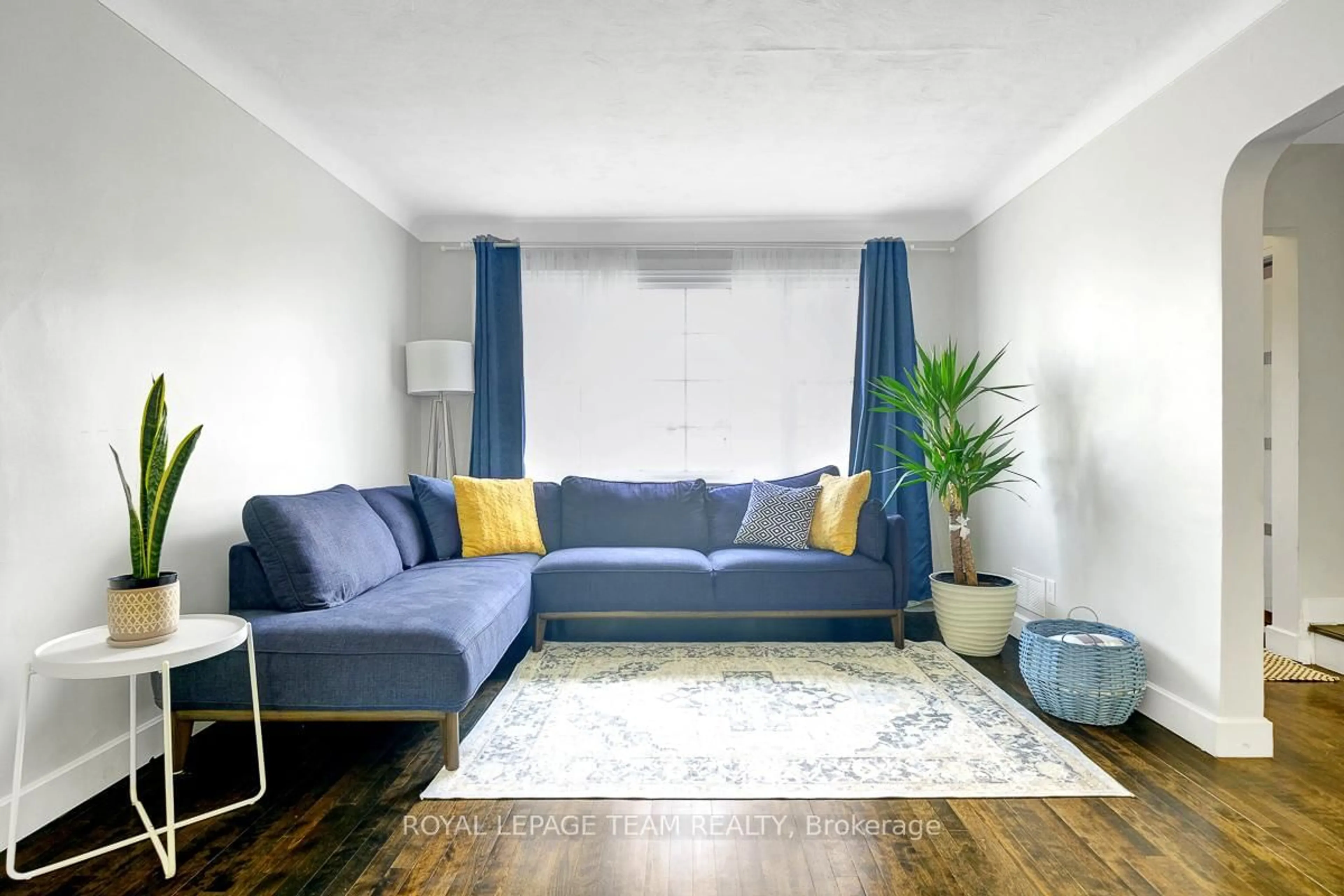 Living room with furniture, carpet floor for 1128 Trent St, Ottawa Ontario K1Z 8J4
