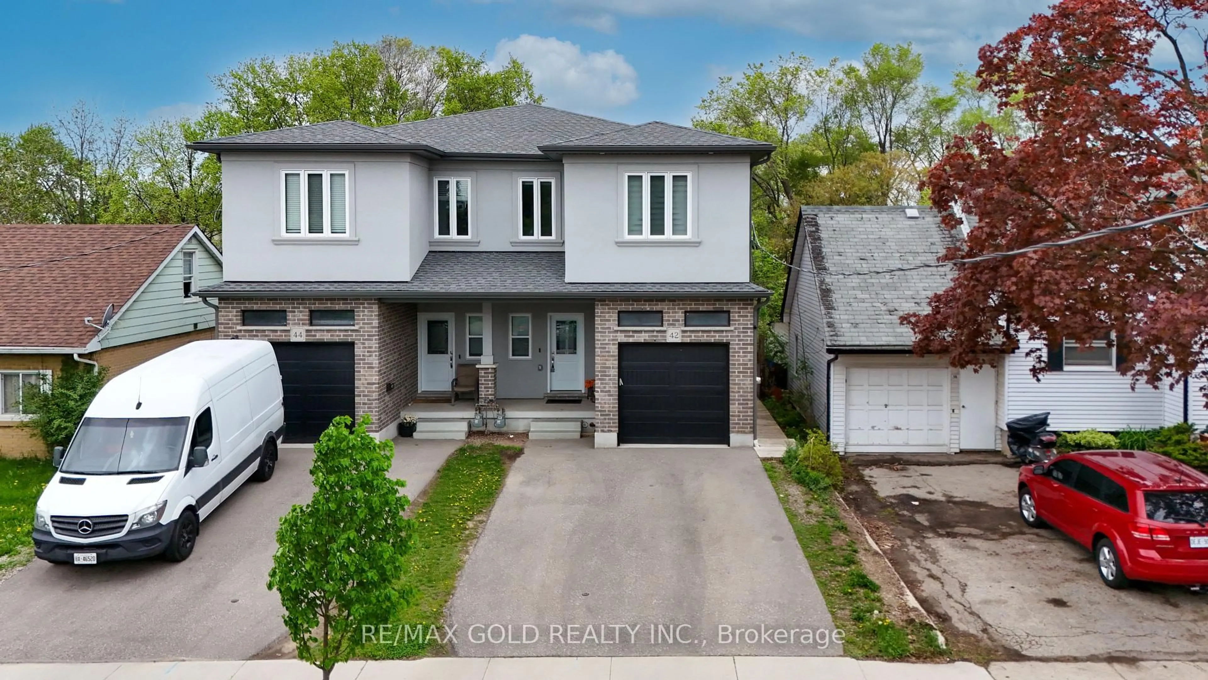 Home with brick exterior material, street for 42 Fifth Ave, Kitchener Ontario N2C 1P4