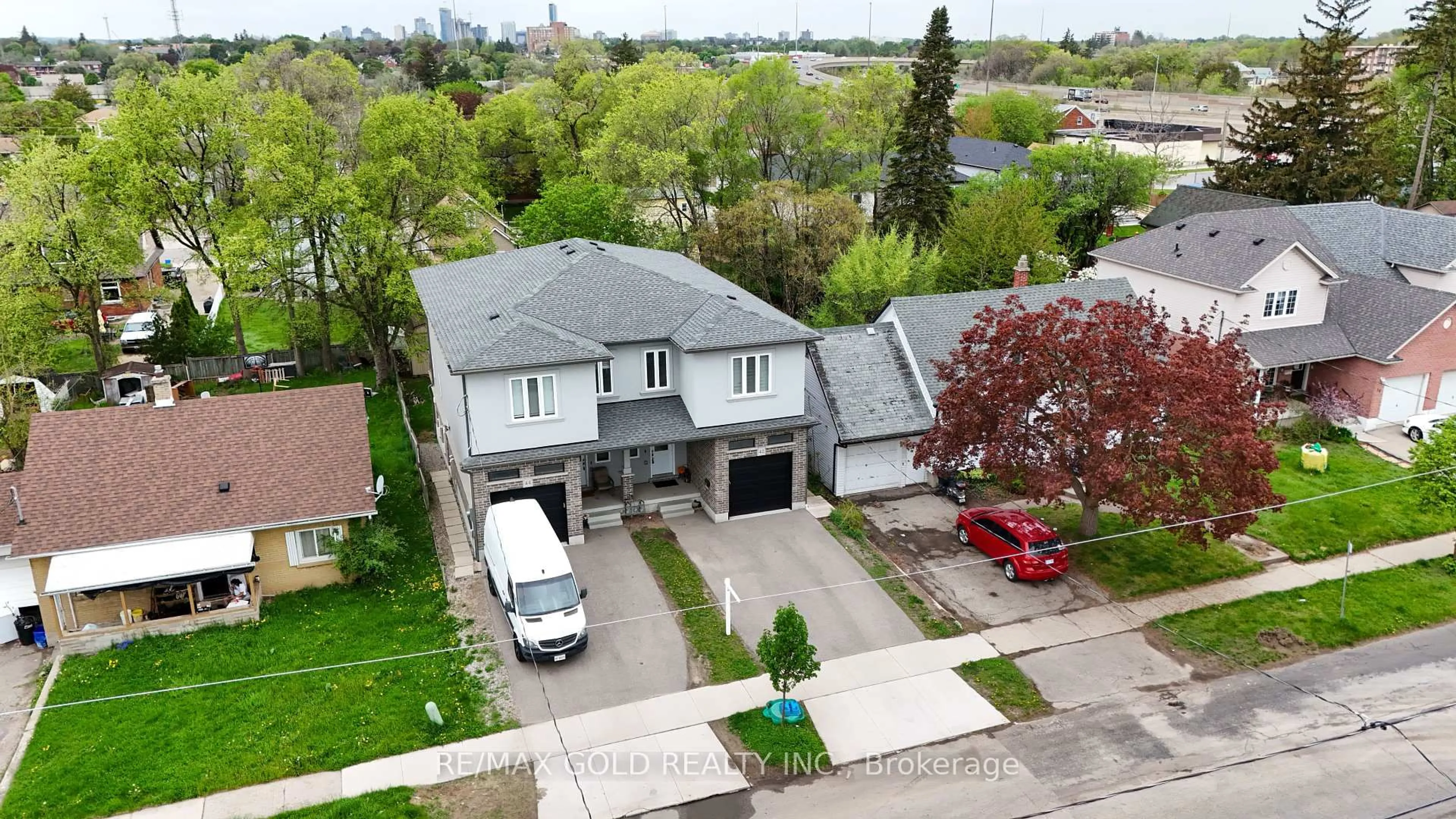 A pic from outside/outdoor area/front of a property/back of a property/a pic from drone, street for 42 Fifth Ave, Kitchener Ontario N2C 1P4