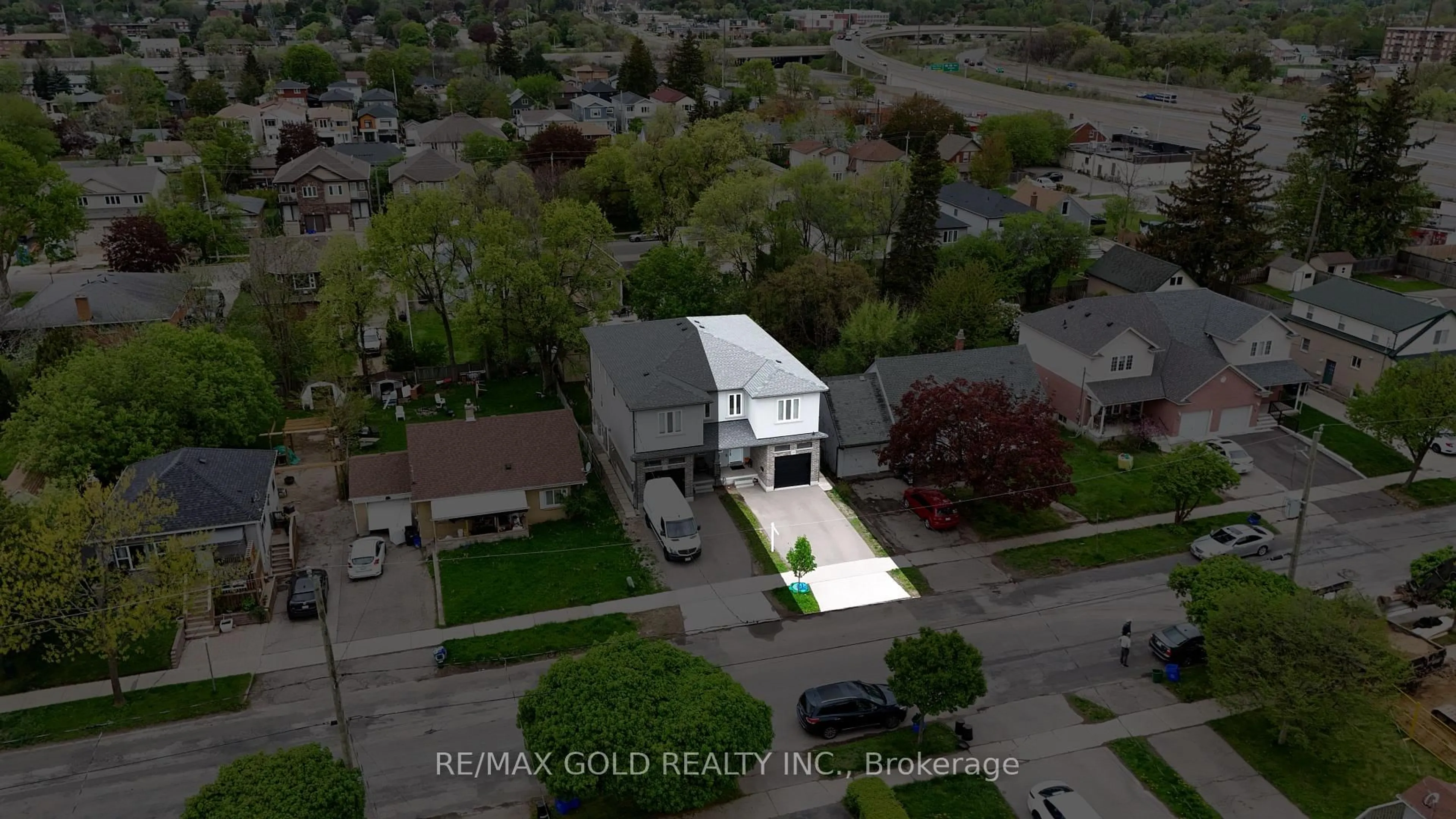 A pic from outside/outdoor area/front of a property/back of a property/a pic from drone, street for 42 Fifth Ave, Kitchener Ontario N2C 1P4
