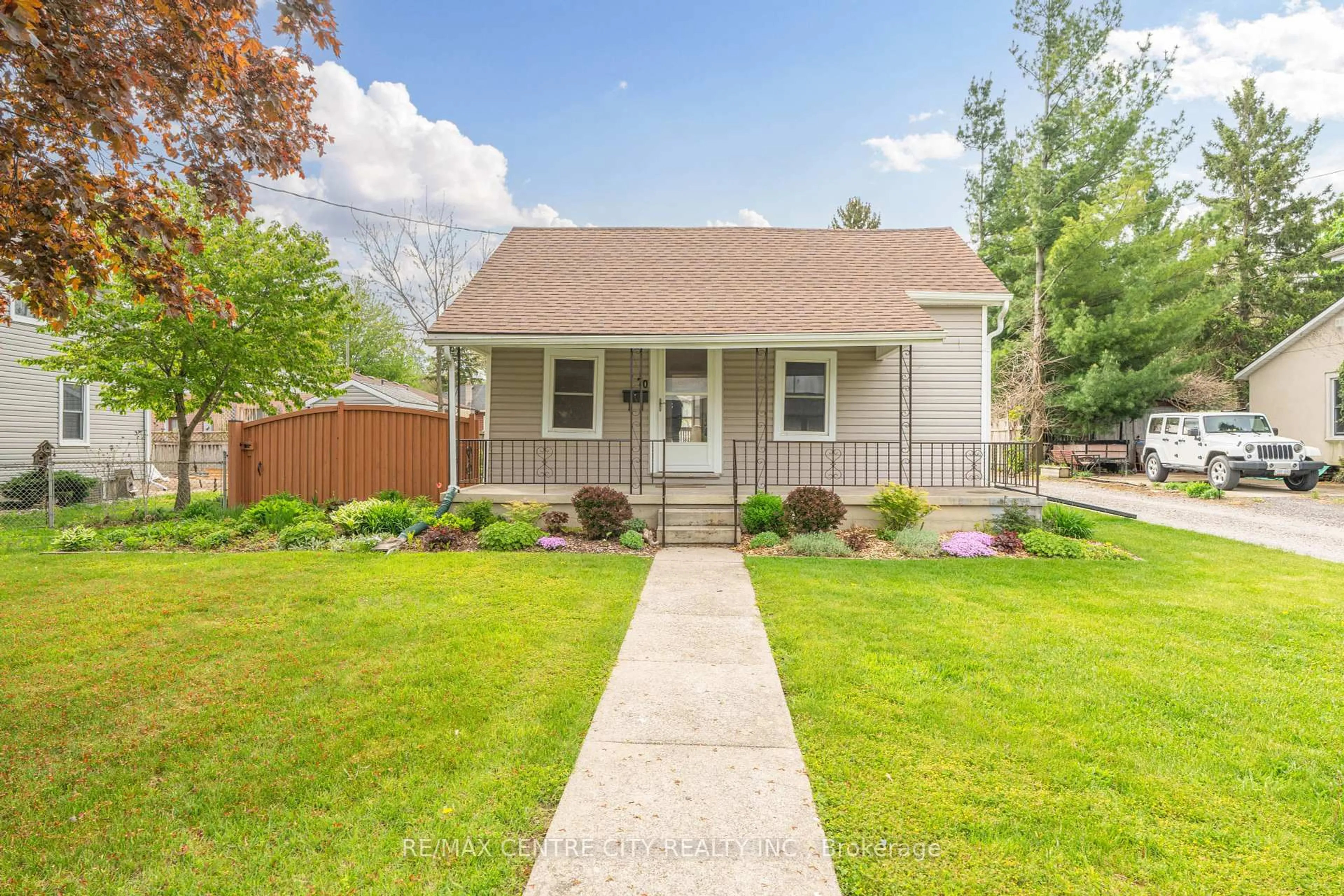 Home with vinyl exterior material, street for 70 Scott St, Strathroy-Caradoc Ontario N7G 1J4