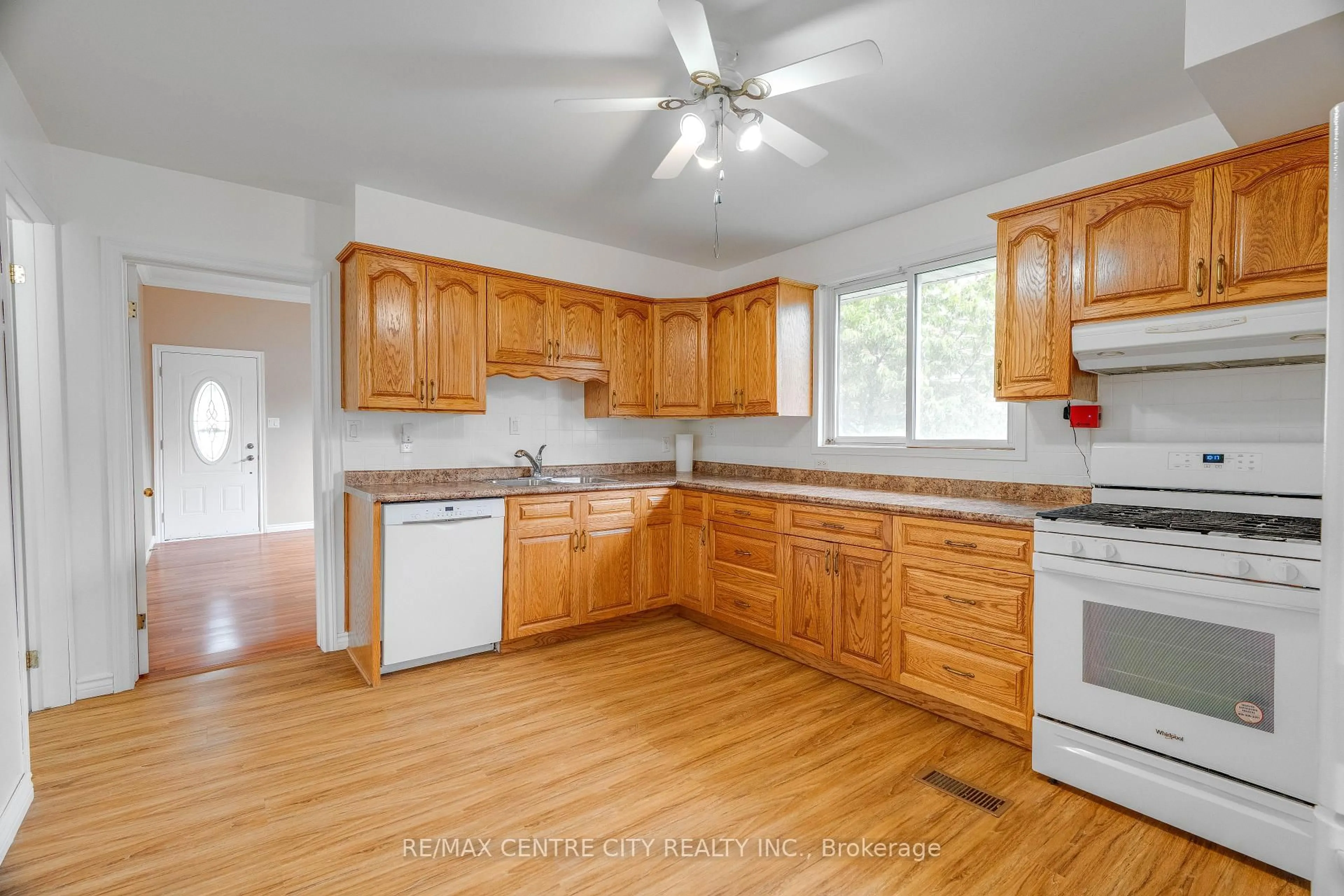 Standard kitchen, unknown for 70 Scott St, Strathroy-Caradoc Ontario N7G 1J4