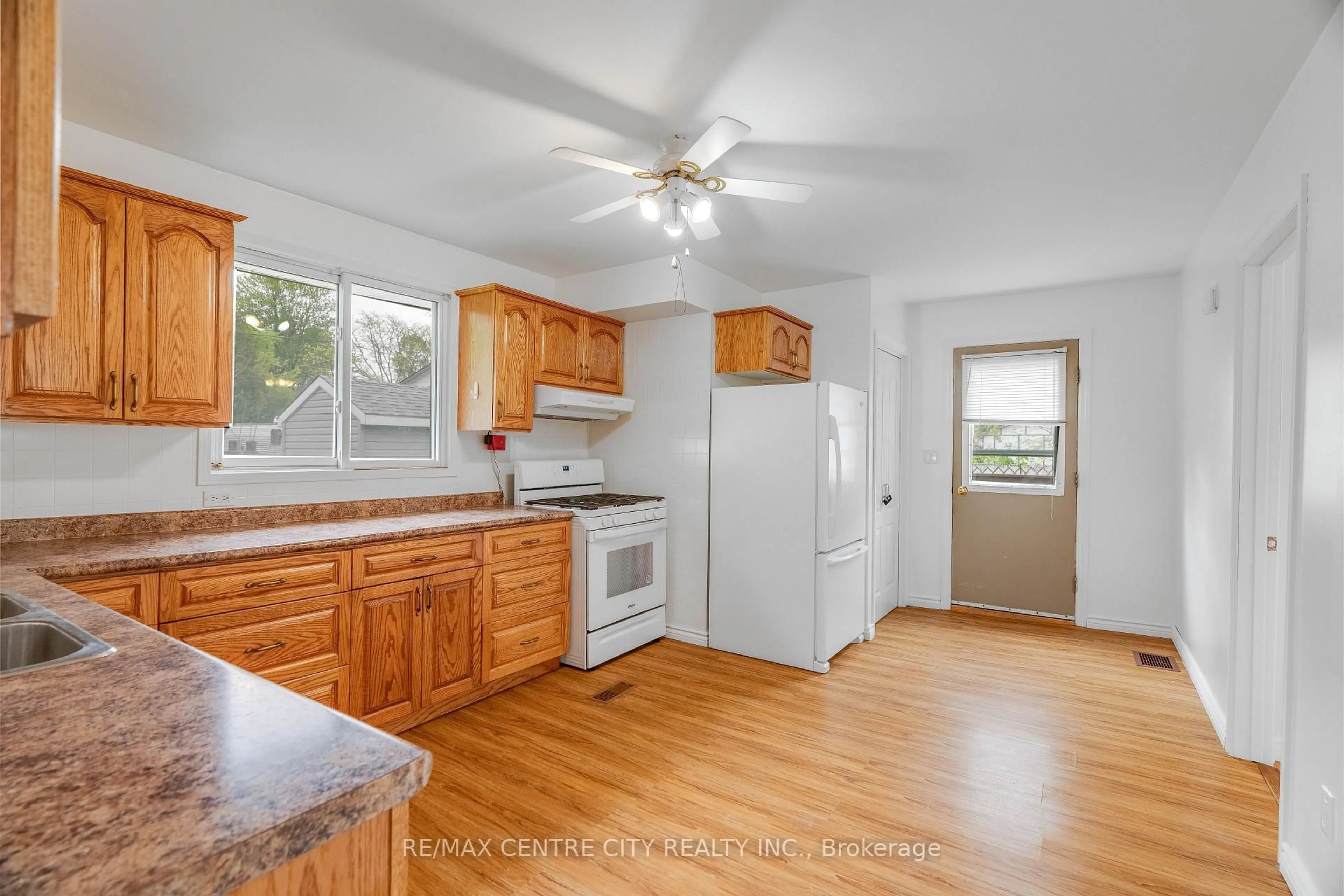 Standard kitchen, unknown for 70 Scott St, Strathroy-Caradoc Ontario N7G 1J4