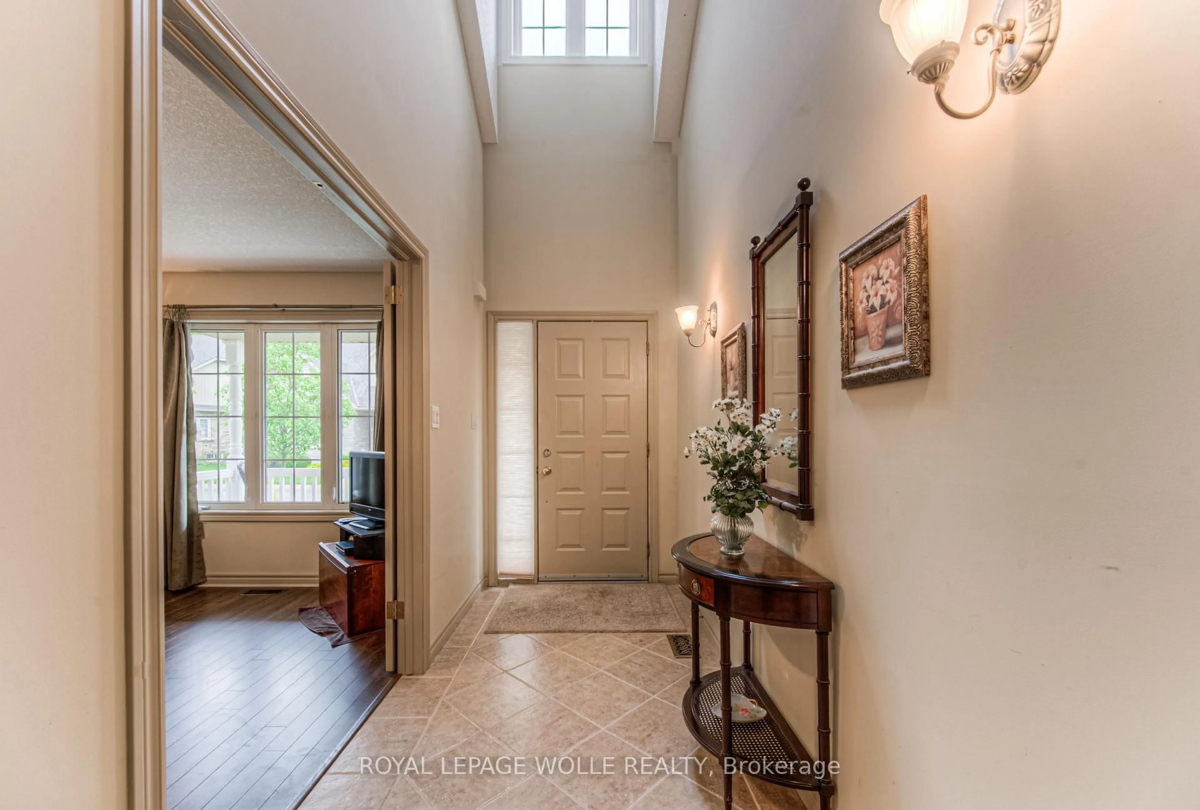 Indoor entryway for 350 Doon Valley Dr #10D, Kitchener Ontario N2P 2M9