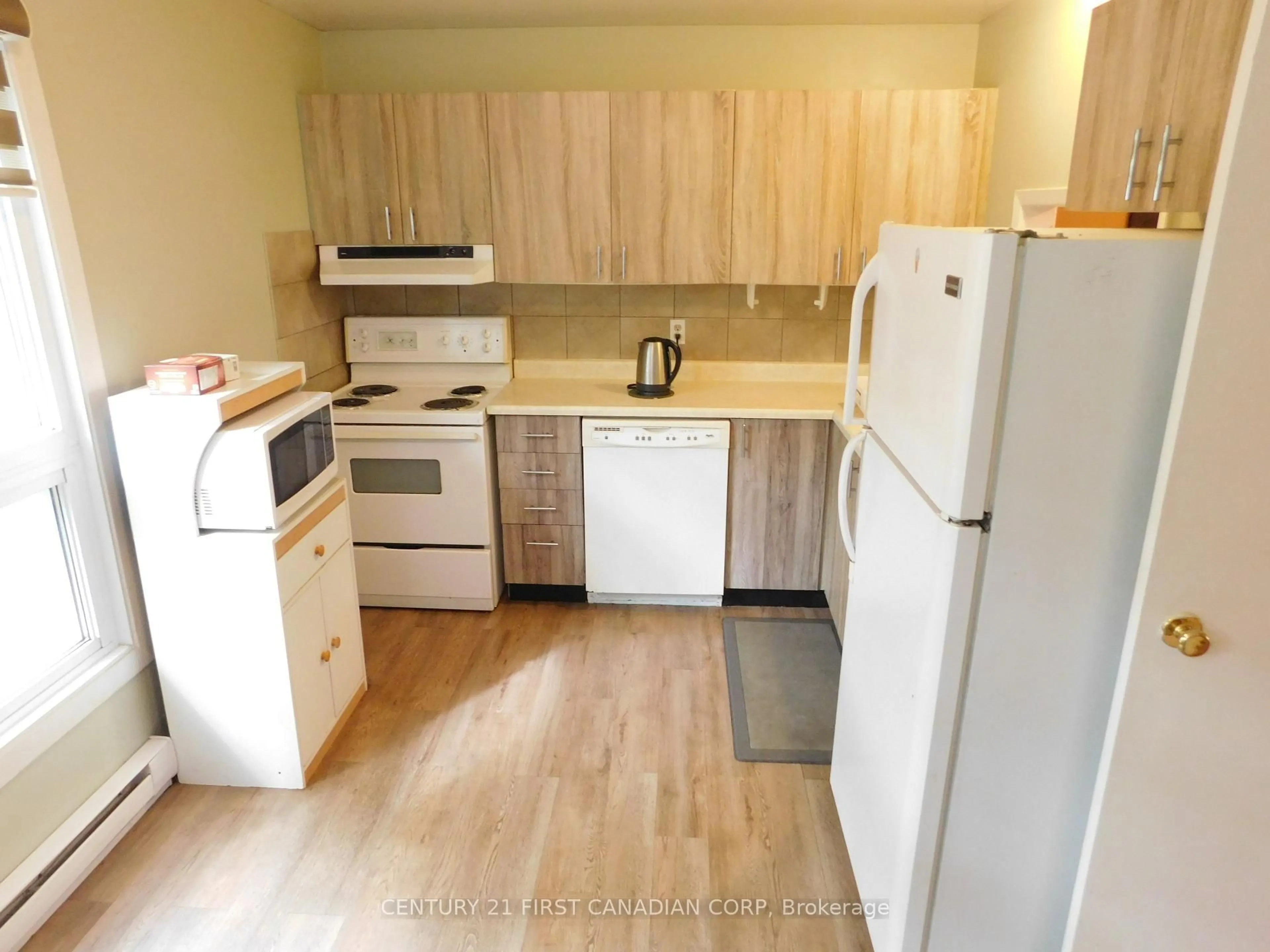 Standard kitchen, wood/laminate floor for 253 Taylor St #22, London East Ontario N5Y 2J6