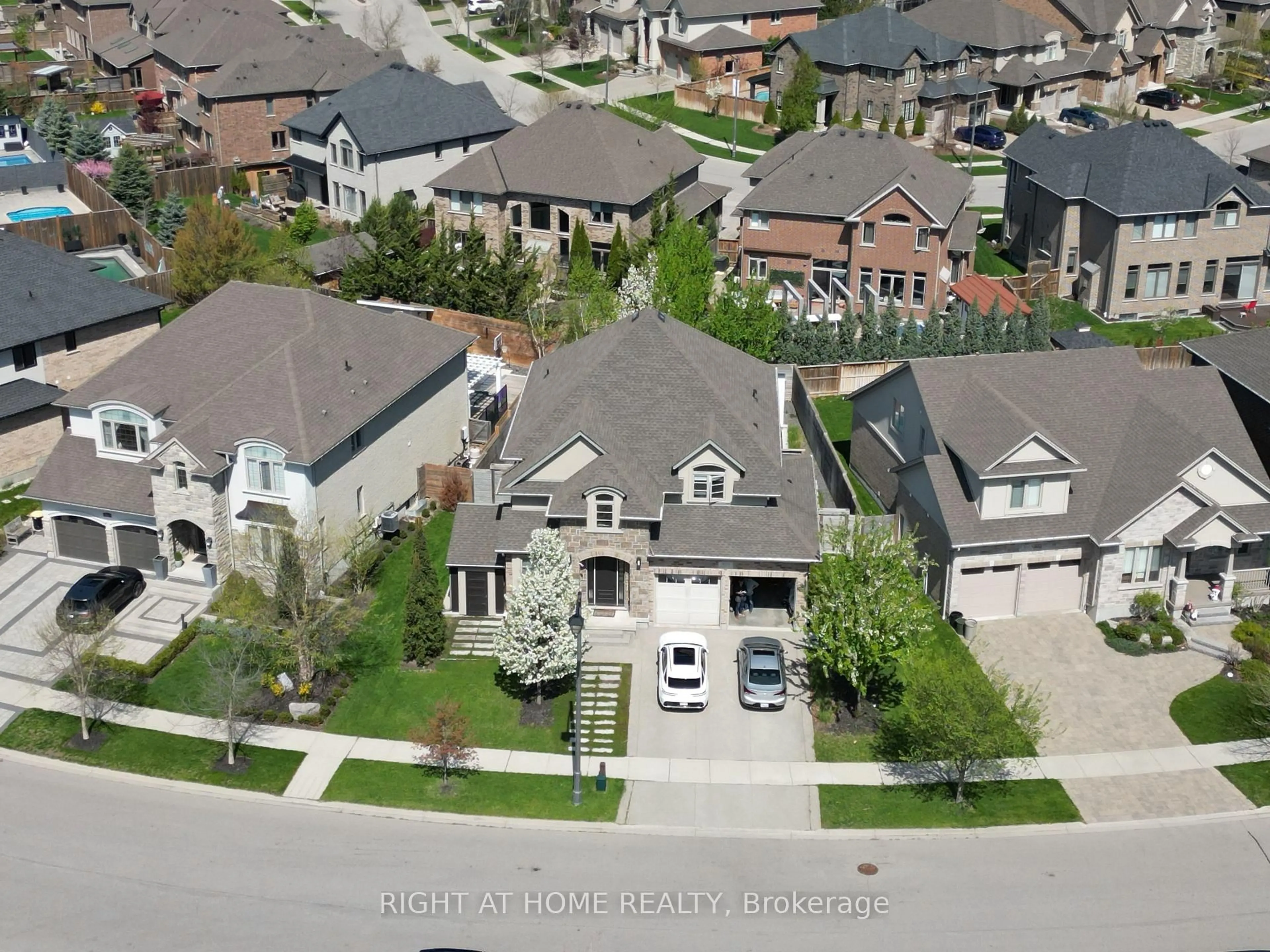 A pic from outside/outdoor area/front of a property/back of a property/a pic from drone, street for 320 Deerfoot Tr, Waterloo Ontario N2K 0B4