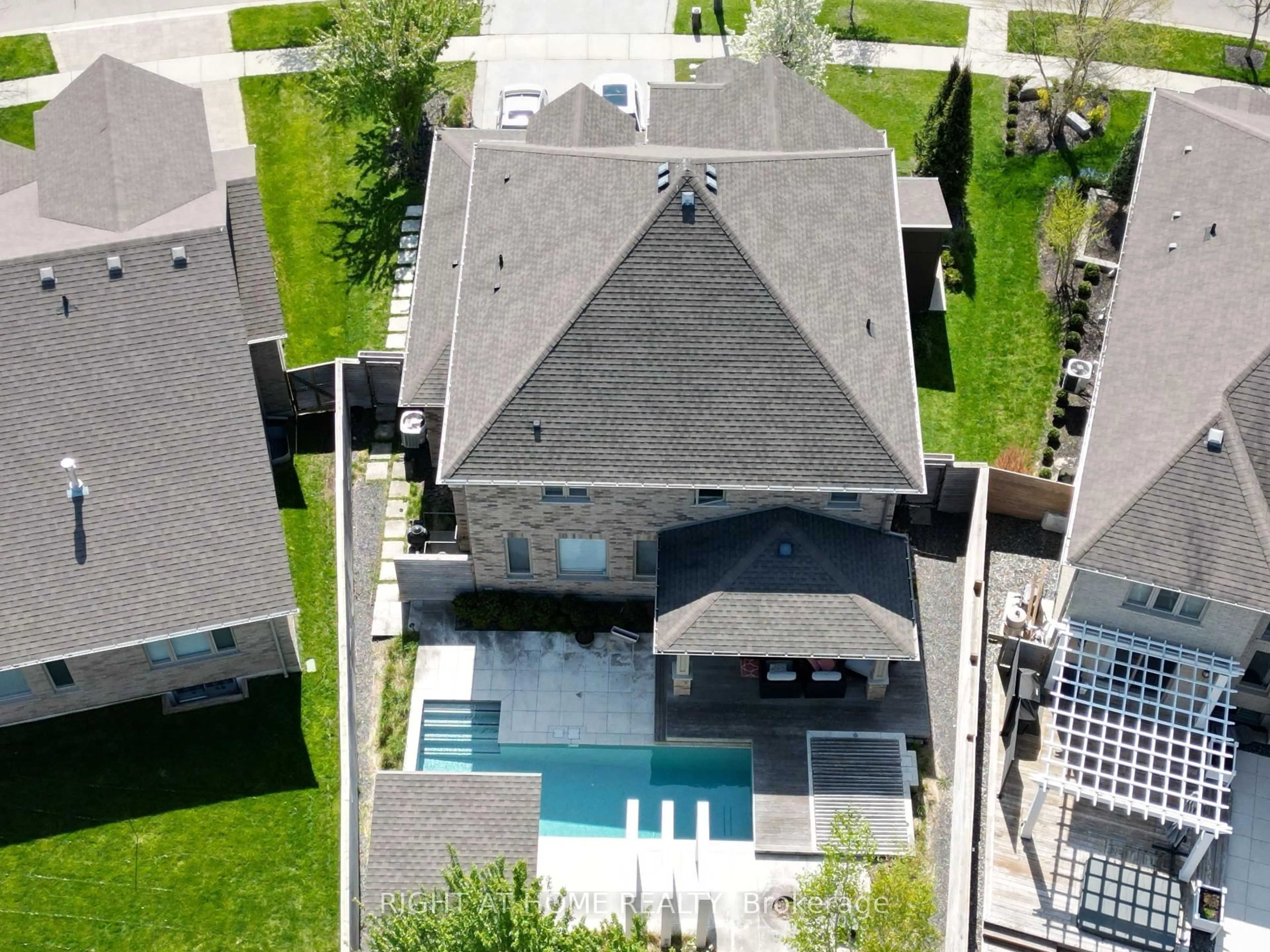 A pic from outside/outdoor area/front of a property/back of a property/a pic from drone, street for 320 Deerfoot Tr, Waterloo Ontario N2K 0B4