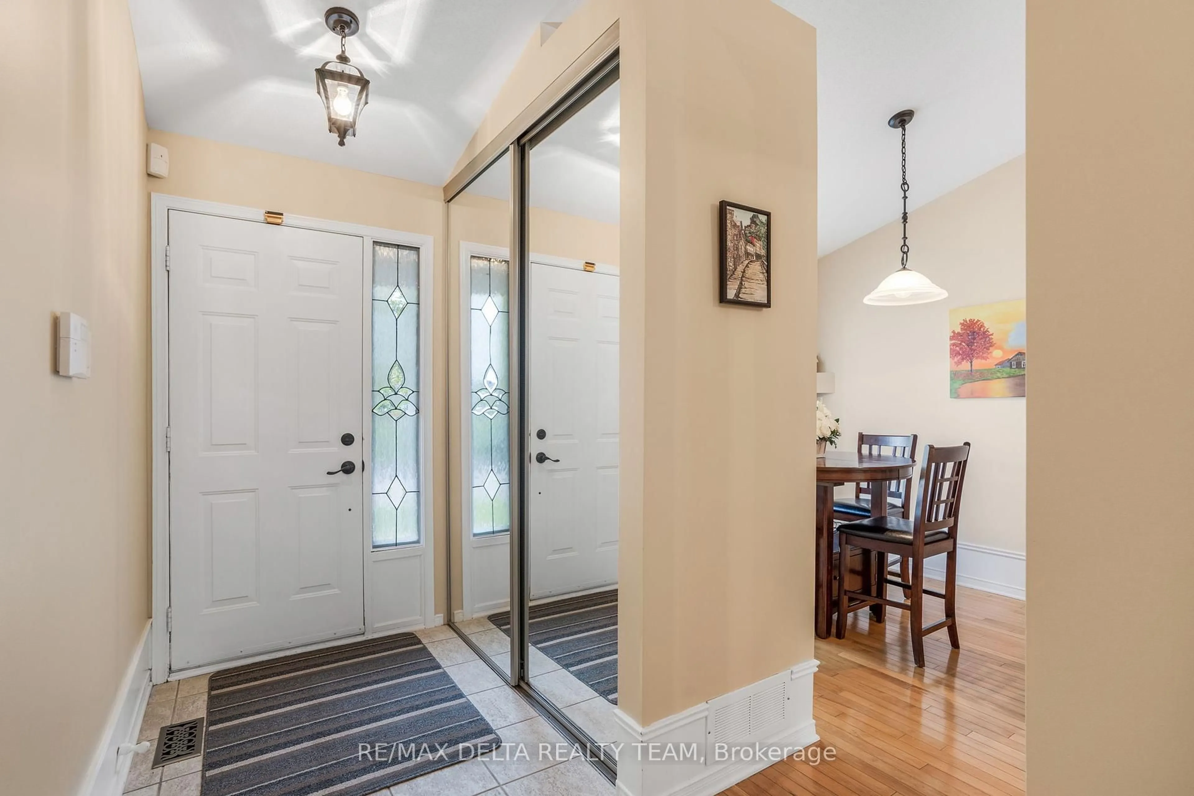 Indoor entryway for 550 Du Plateau St, Orleans Ontario K4A 4G7