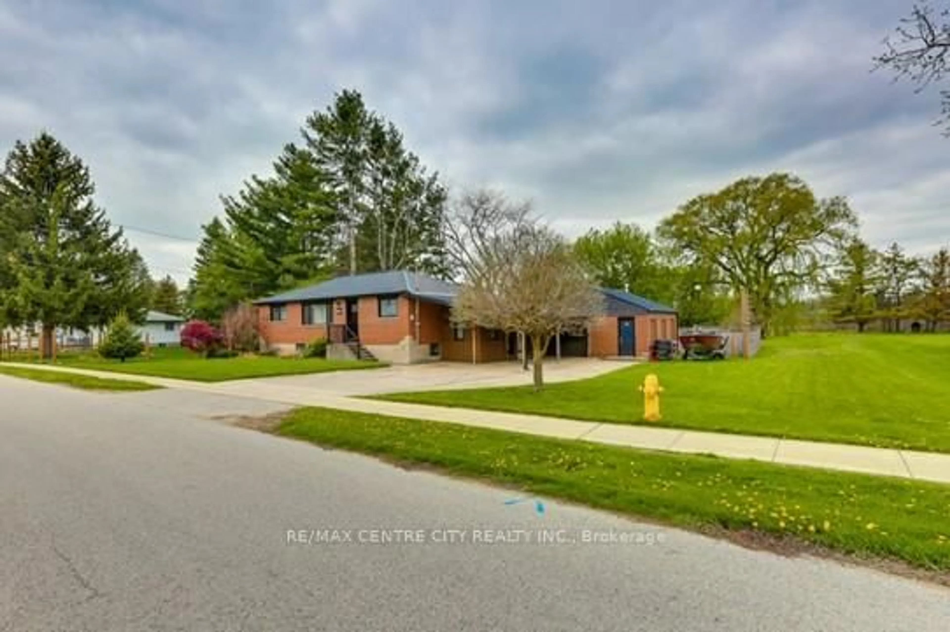 A pic from outside/outdoor area/front of a property/back of a property/a pic from drone, street for 22 Charles St, Thames Centre Ontario N0L 1G2