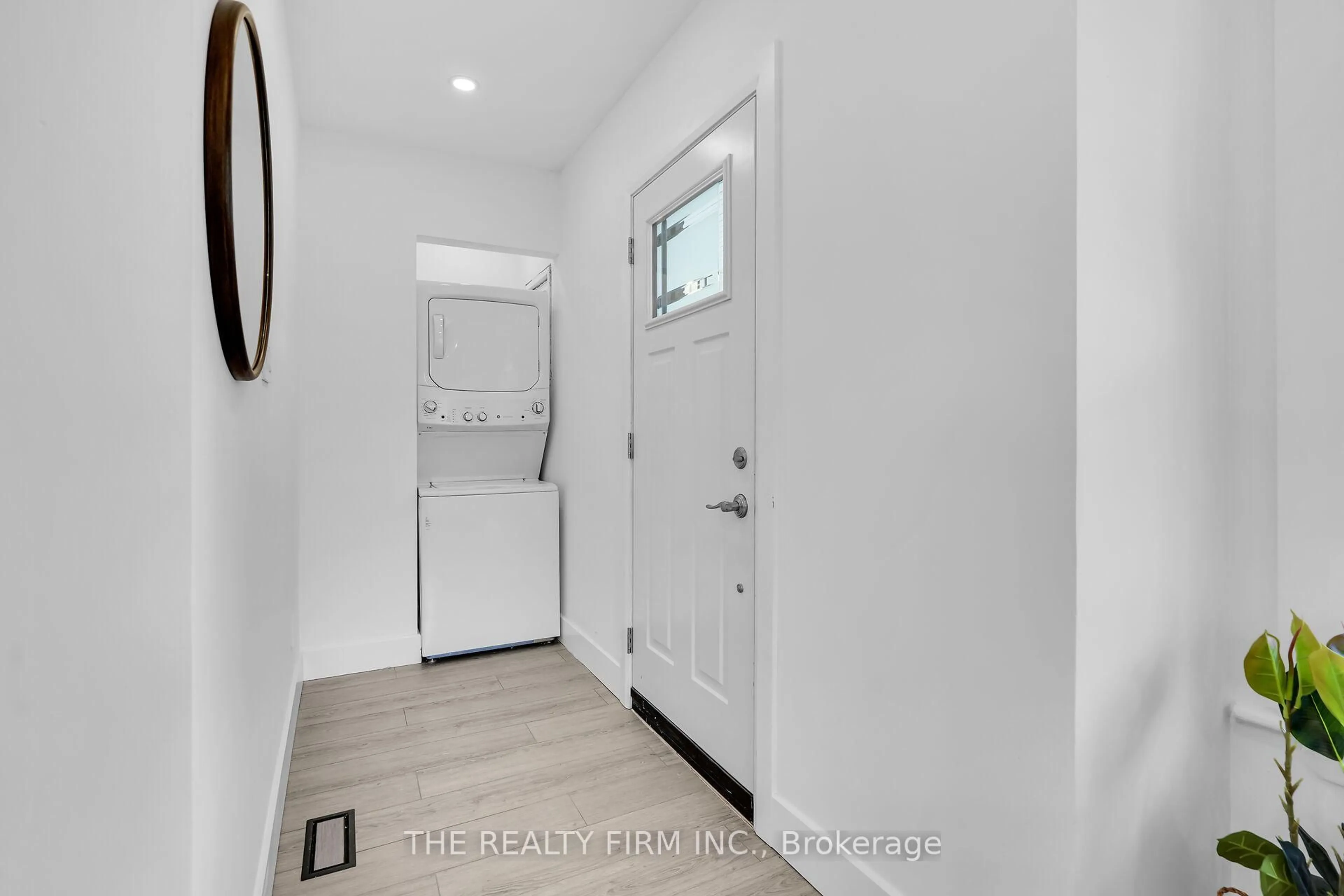 Indoor entryway for 863 Colborne St, London East Ontario N6A 4A1
