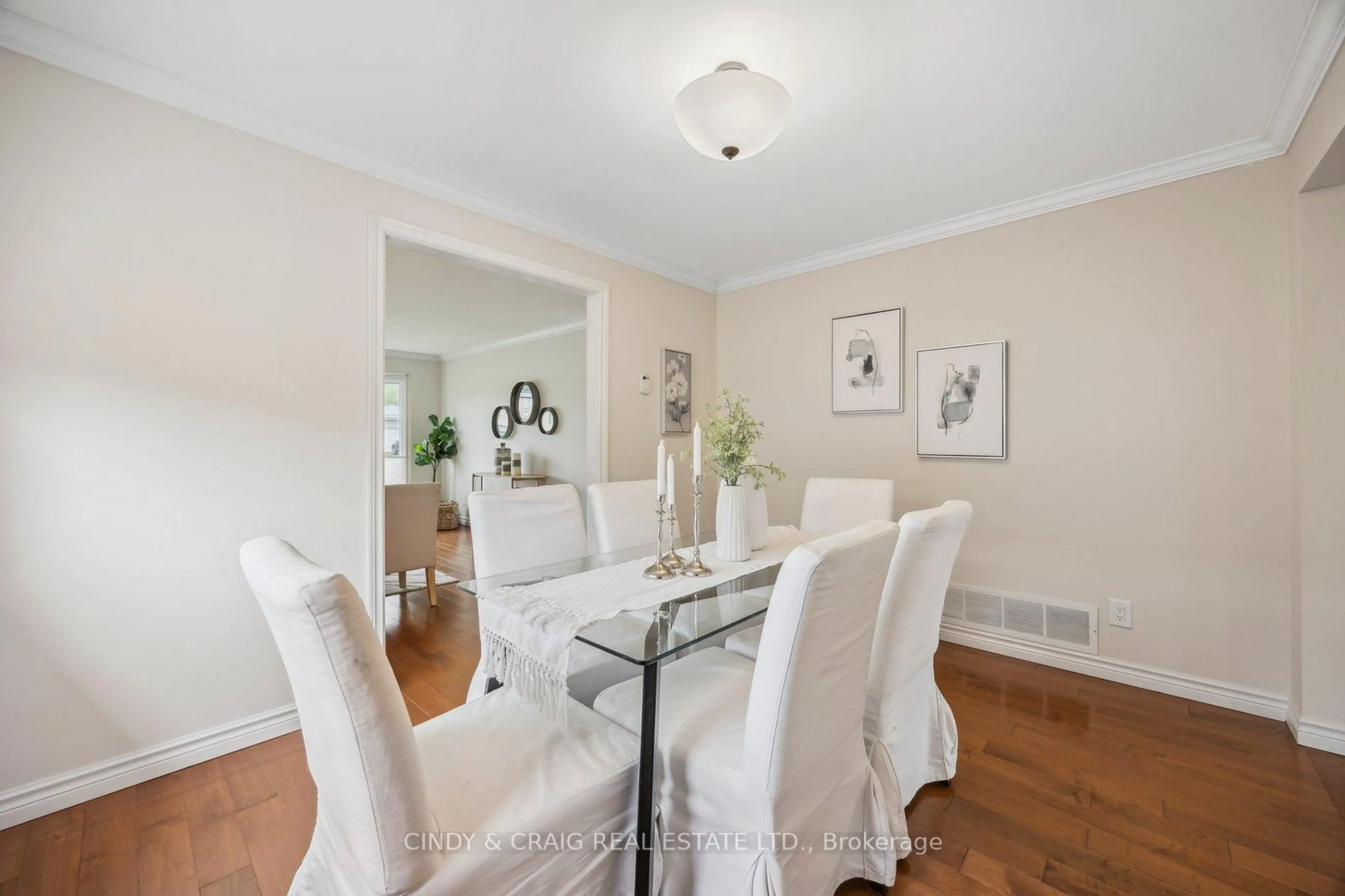 Dining room, wood/laminate floor for 324 Victoria Ave, Kawartha Lakes Ontario K9V 5T7