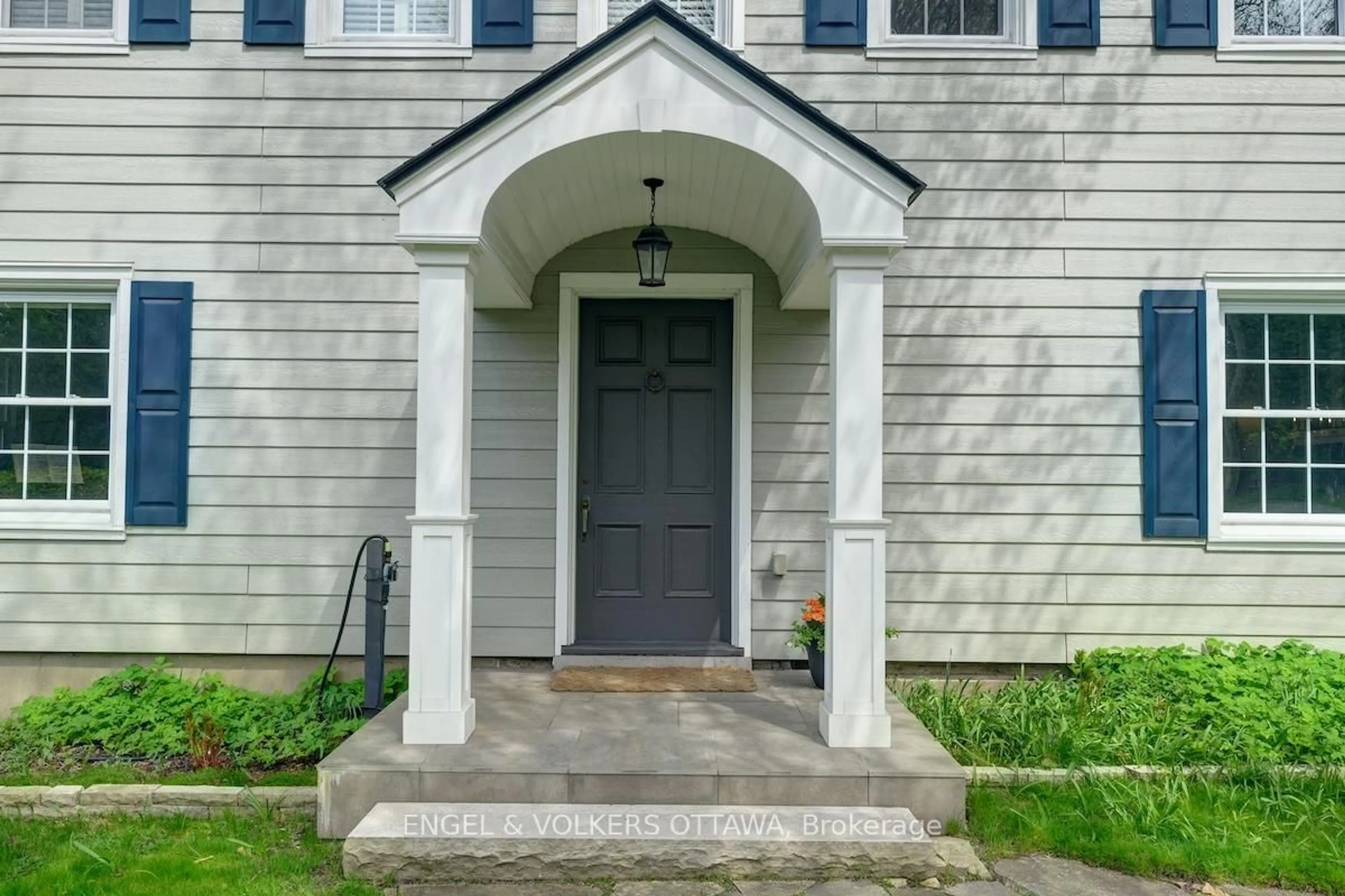 Indoor entryway for 200 Howick St, Ottawa Ontario K1M 0G8