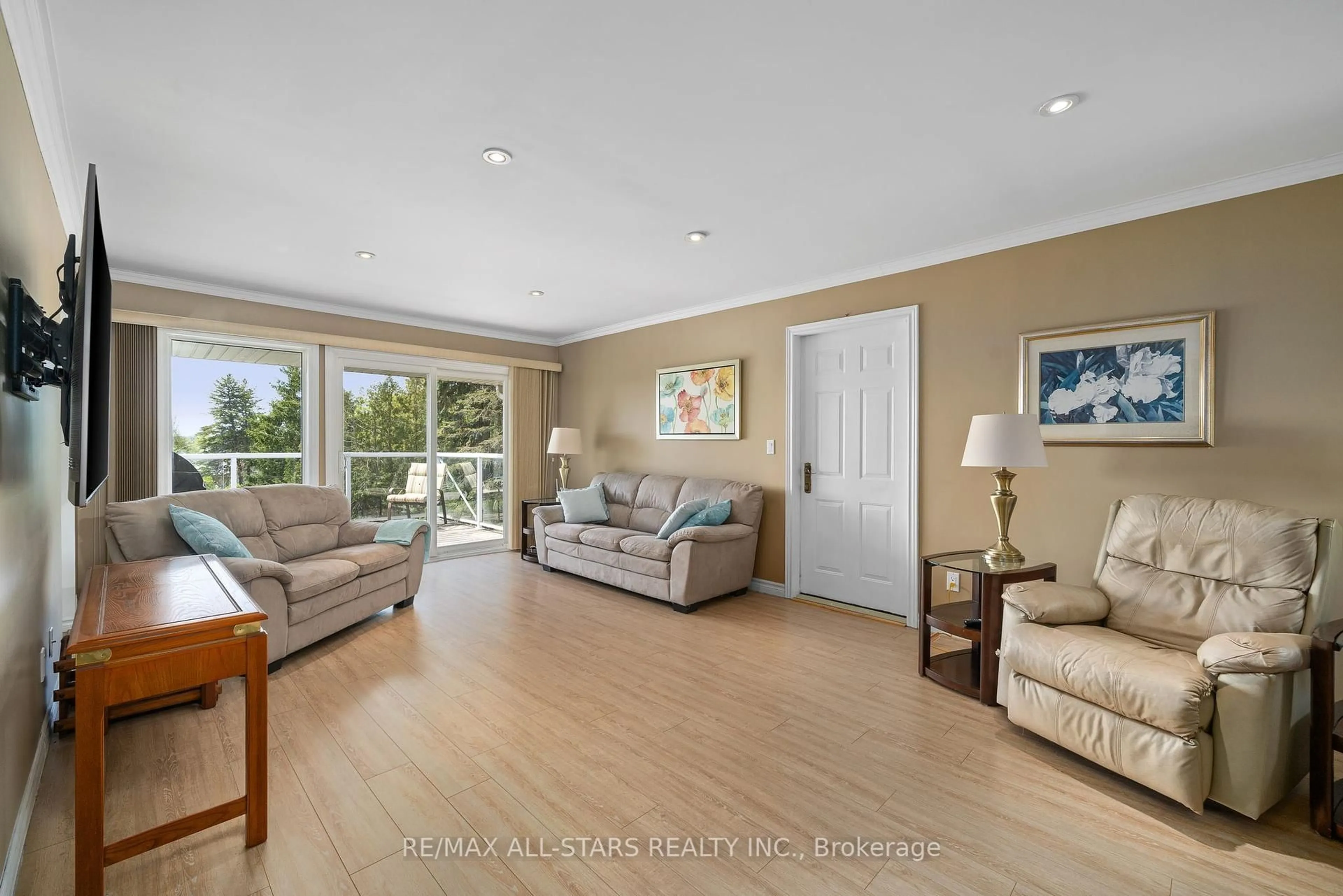 Living room with furniture, unknown for 88 Verulam Dr, Kawartha Lakes Ontario K0M 1N0