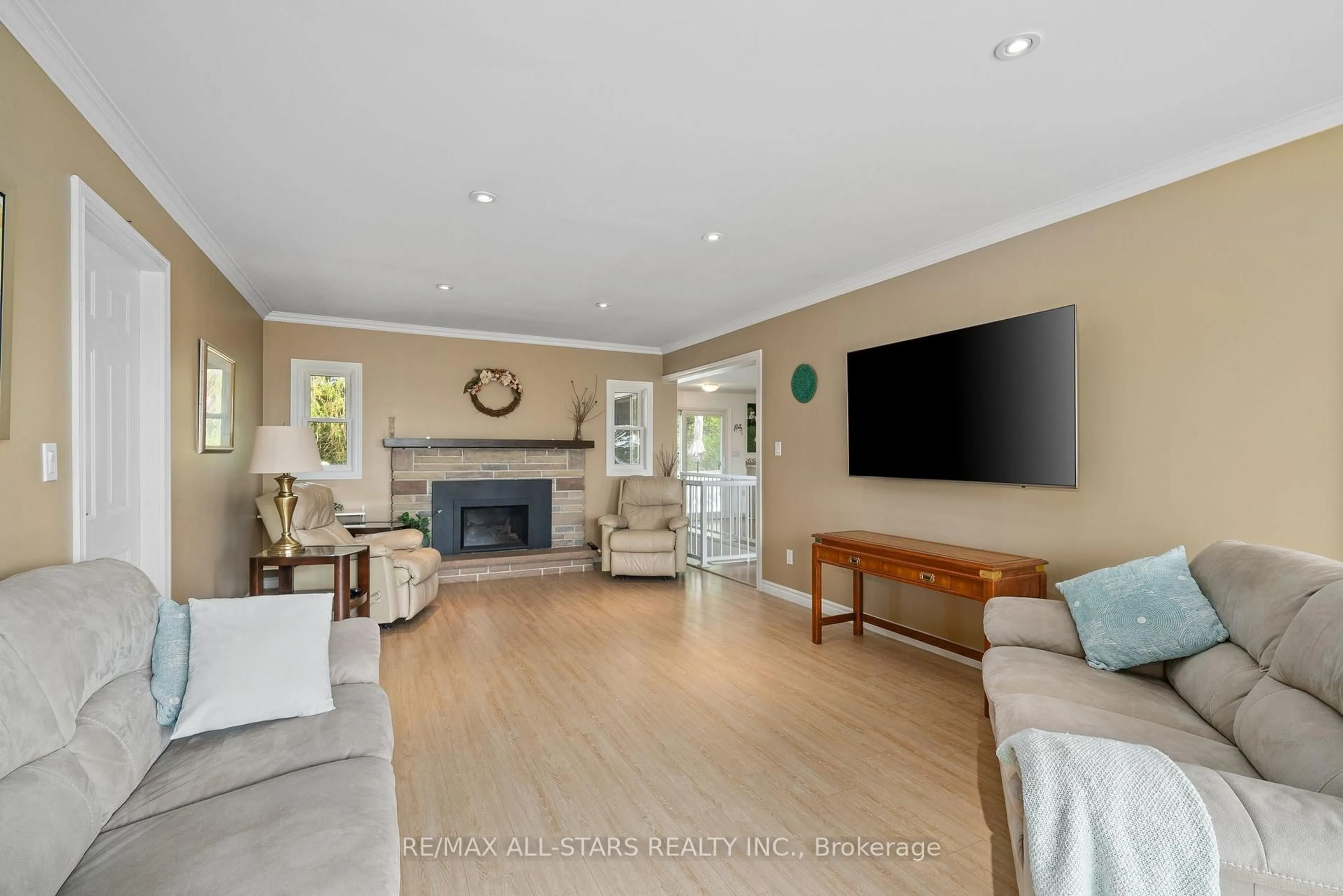 Living room with furniture, unknown for 88 Verulam Dr, Kawartha Lakes Ontario K0M 1N0