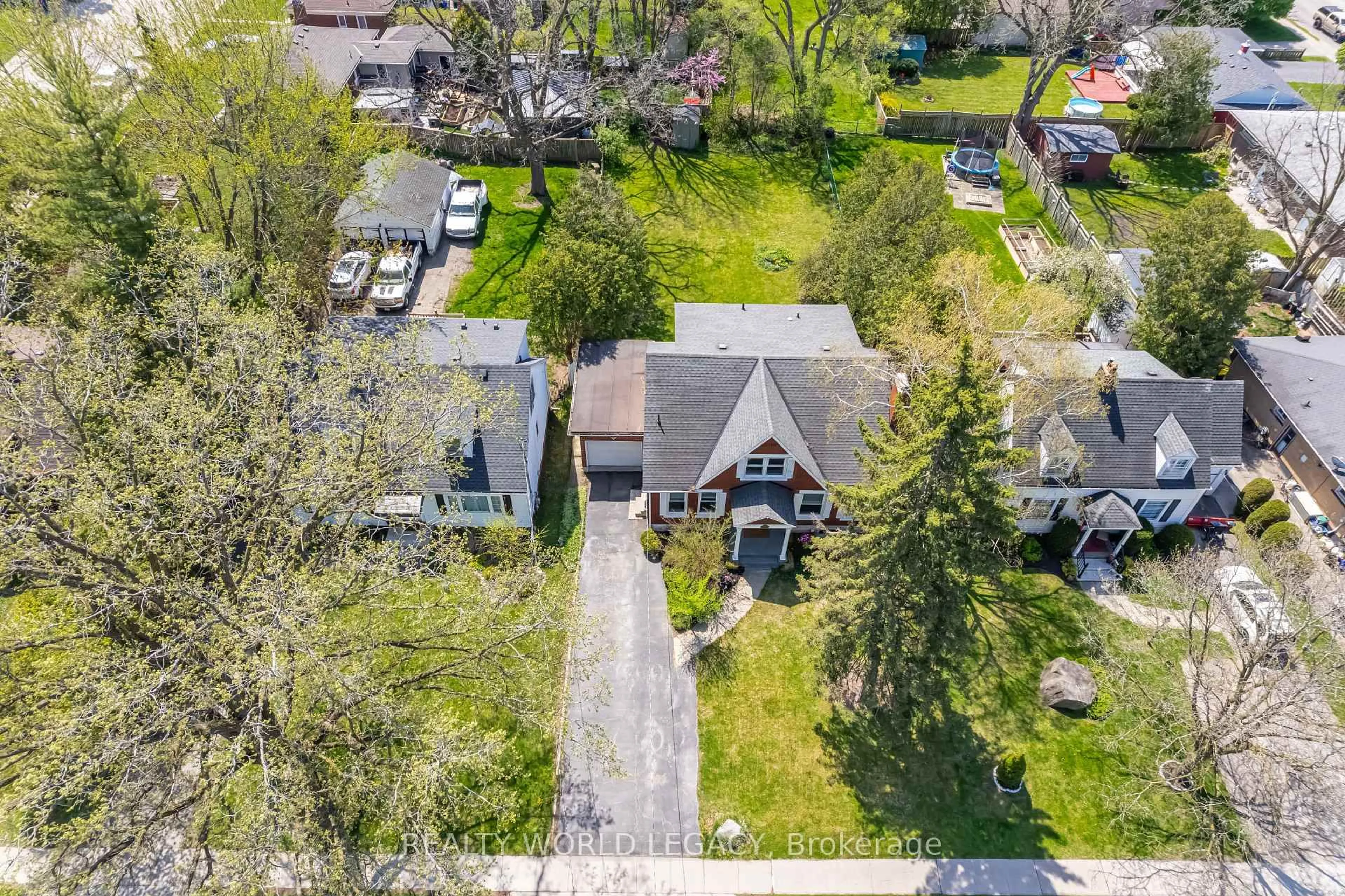 A pic from outside/outdoor area/front of a property/back of a property/a pic from drone, street for 305 Main St, Cambridge Ontario N1R 1Y2