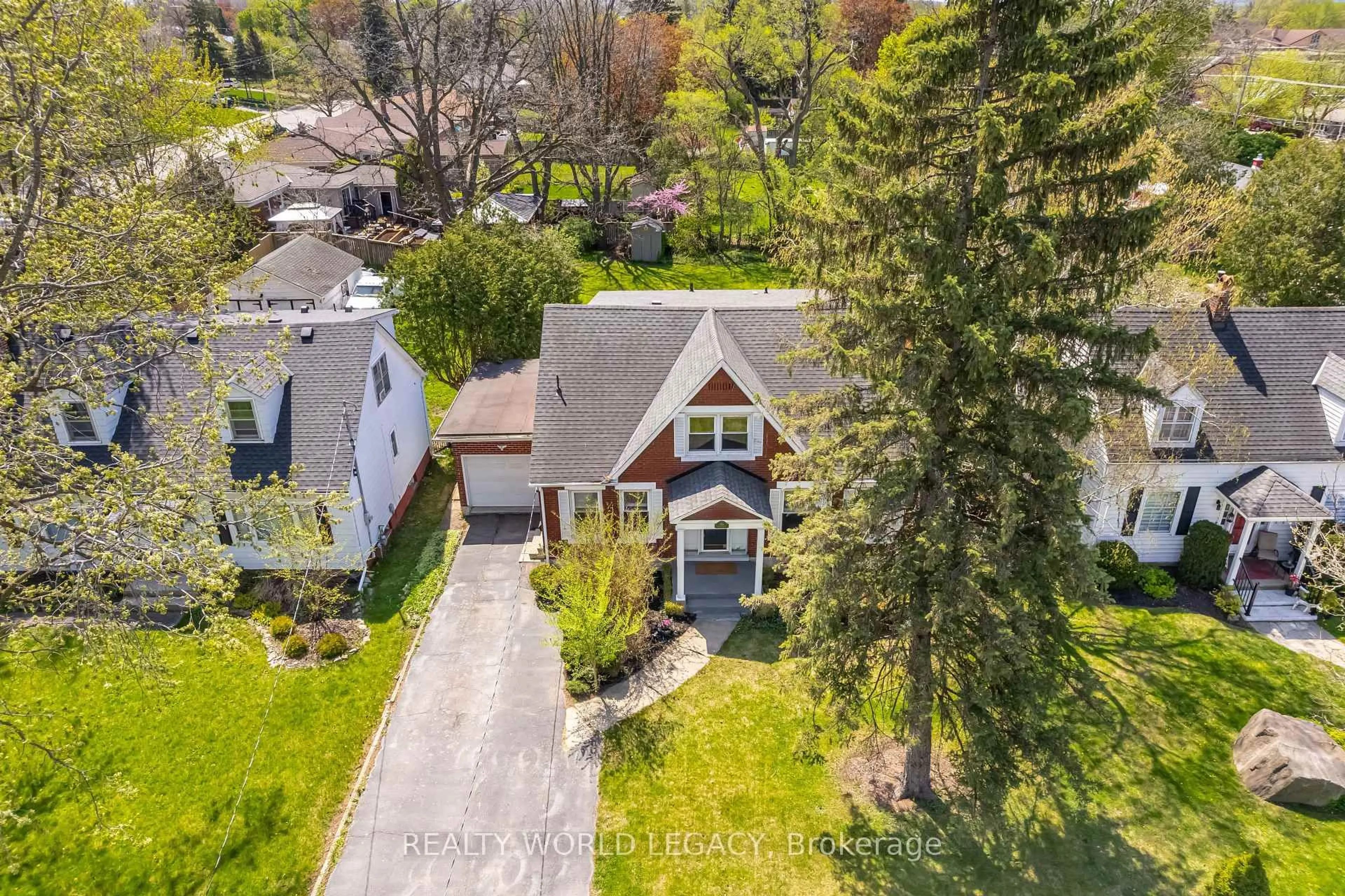 A pic from outside/outdoor area/front of a property/back of a property/a pic from drone, street for 305 Main St, Cambridge Ontario N1R 1Y2